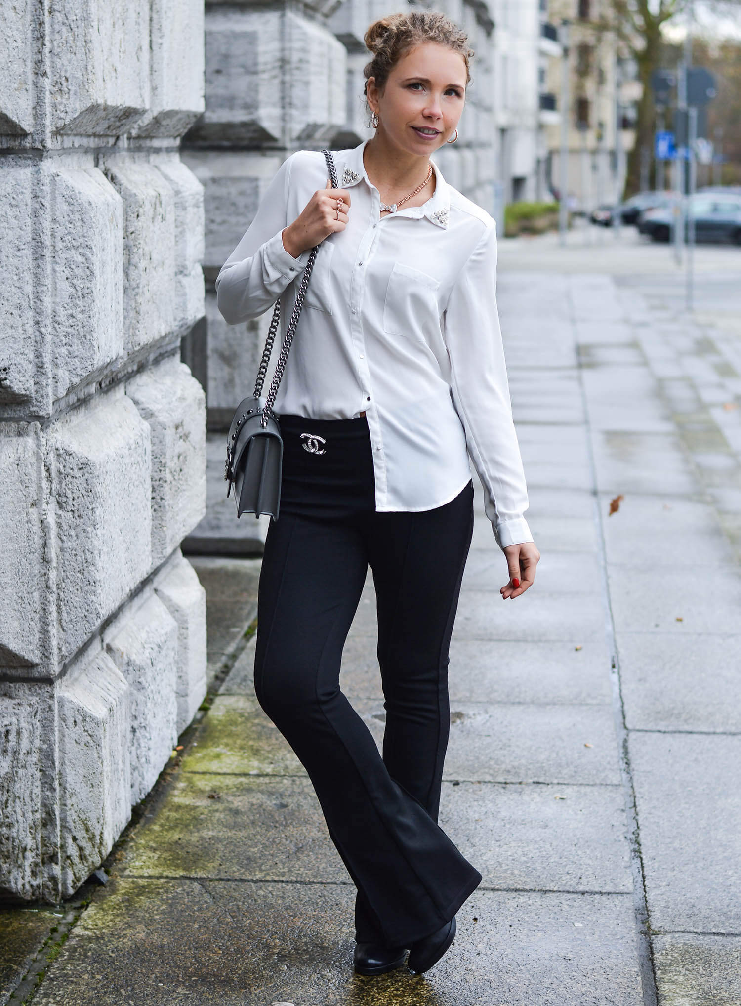 Kationette-fashionblogger-nrw-Outfit-White-Blouse-Flared-Pants-and-Pinko-Bag-blackandwhite-streetstyle