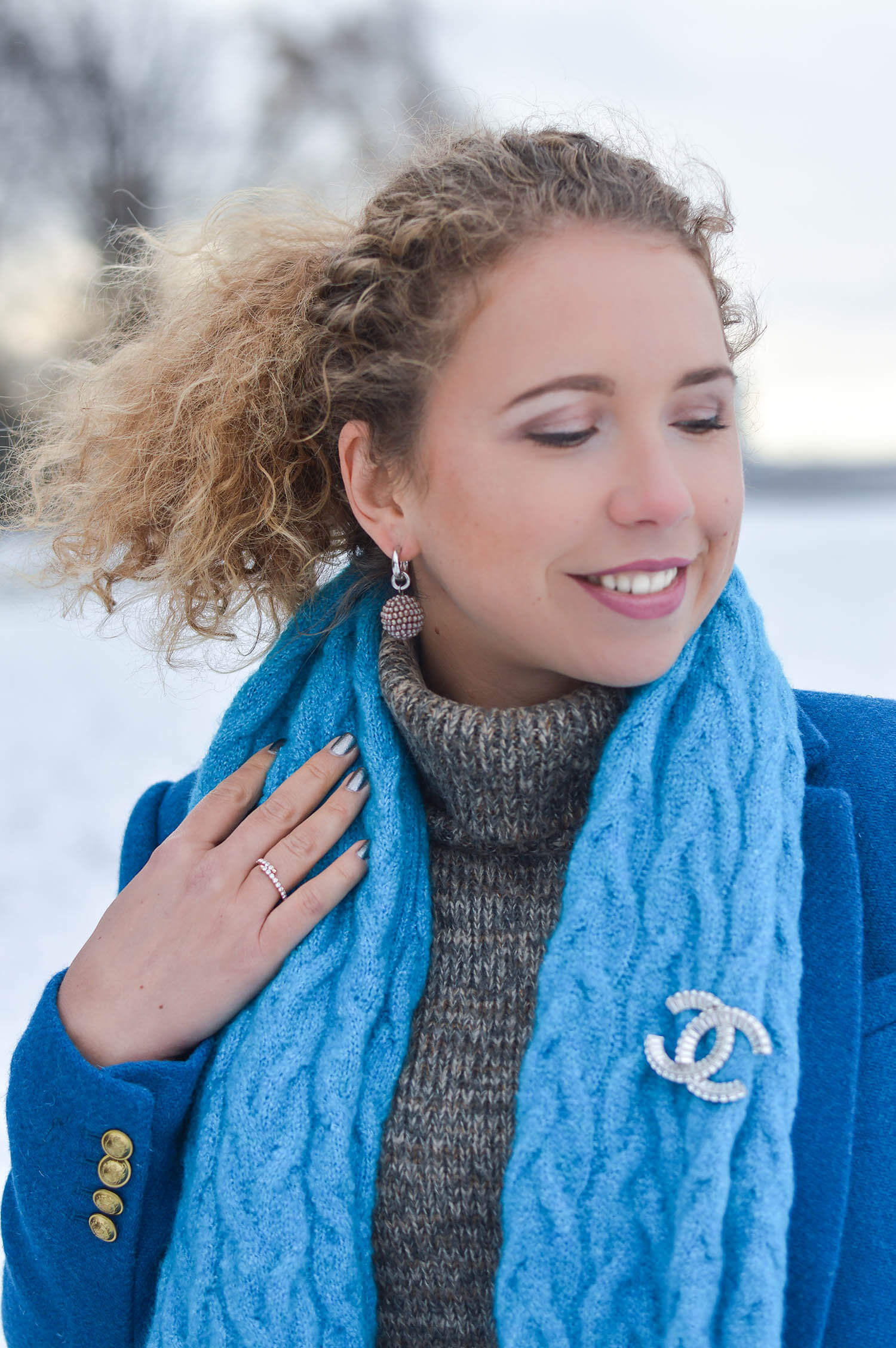 Kationette-fashionblogger-nrw-Happy-New-Year-Outfit-Azure-Blue-Coat-and-Scarf-for-a-snowy-day-in-Dusseldorf