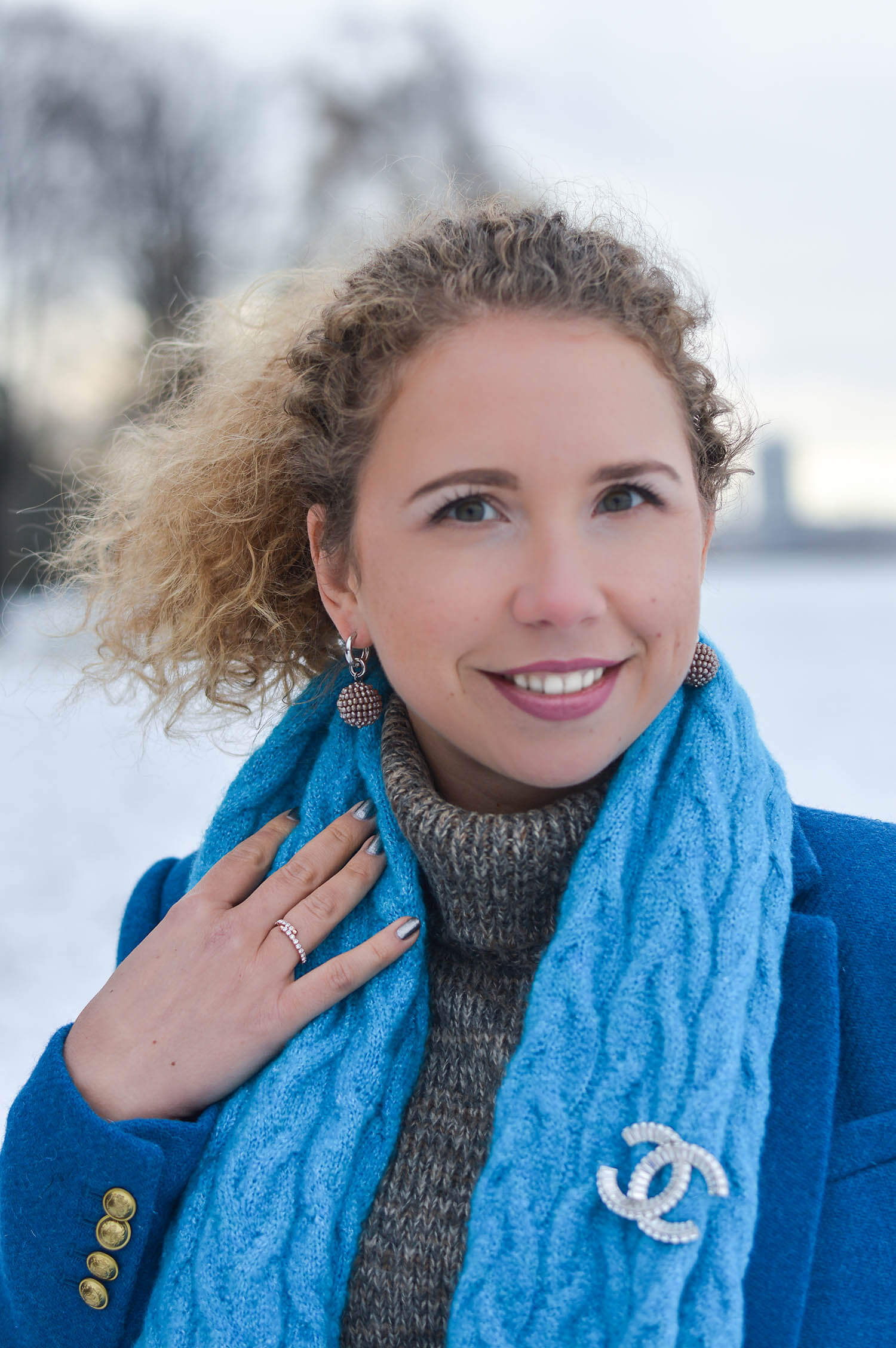 Kationette-fashionblogger-nrw-Happy-New-Year-Outfit-Azure-Blue-Coat-and-Scarf-for-a-snowy-day-in-Dusseldorf