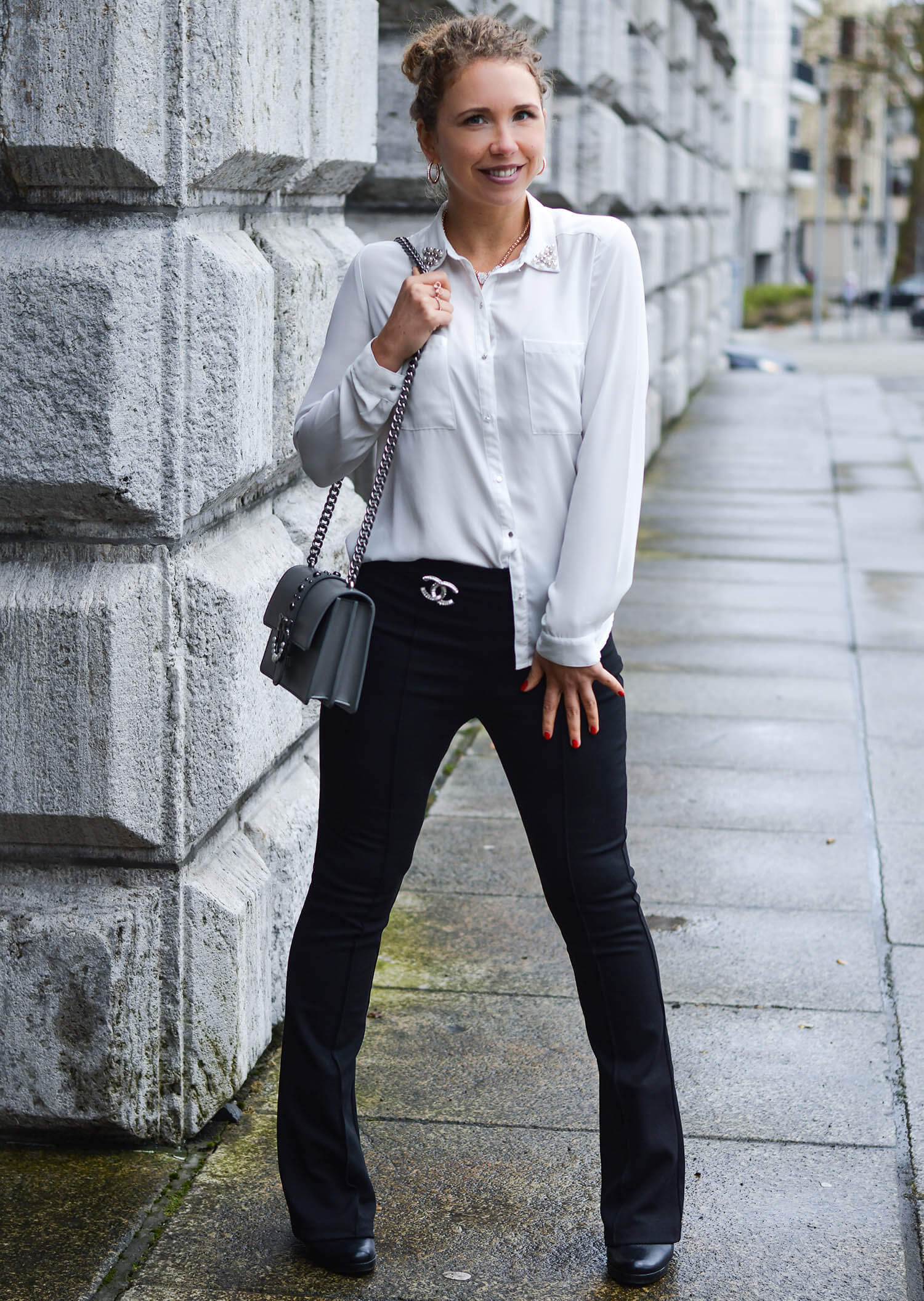 Kationette-fashionblogger-nrw-Outfit-White-Blouse-Flared-Pants-and-Pinko-Bag-blackandwhite-streetstyle