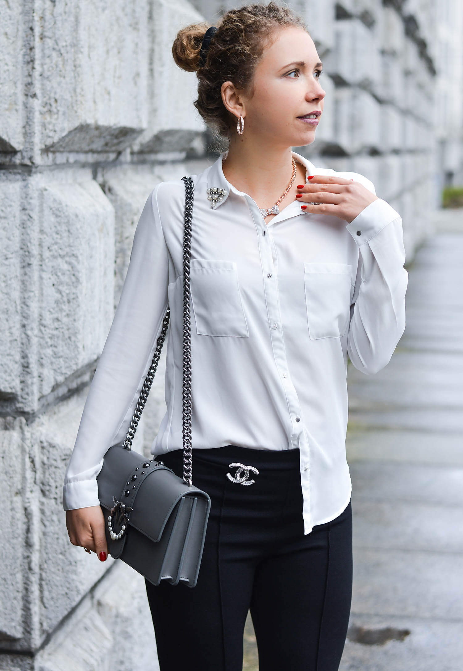 Kationette-fashionblogger-nrw-Outfit-White-Blouse-Flared-Pants-and-Pinko-Bag-blackandwhite-streetstyle