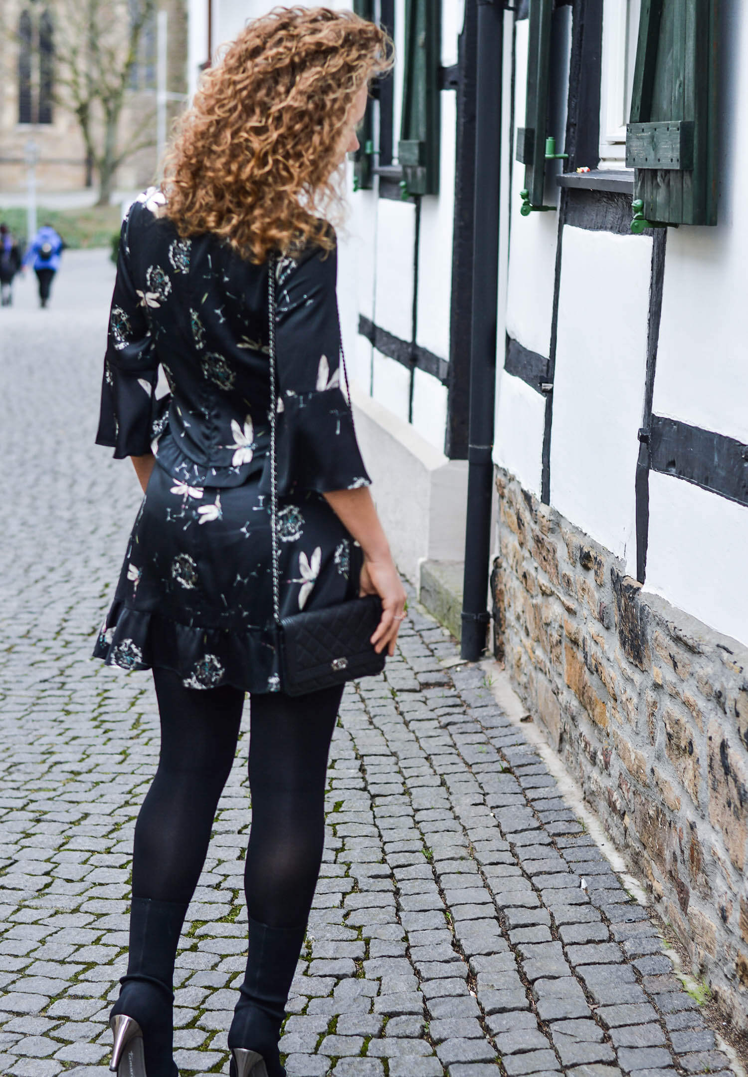 Kationette-fashionblogger-nrw-Outfit-My-New-Year's-Eve-Style-with-new-Zara-Sale-Dress-Sockboots-and-Chanel