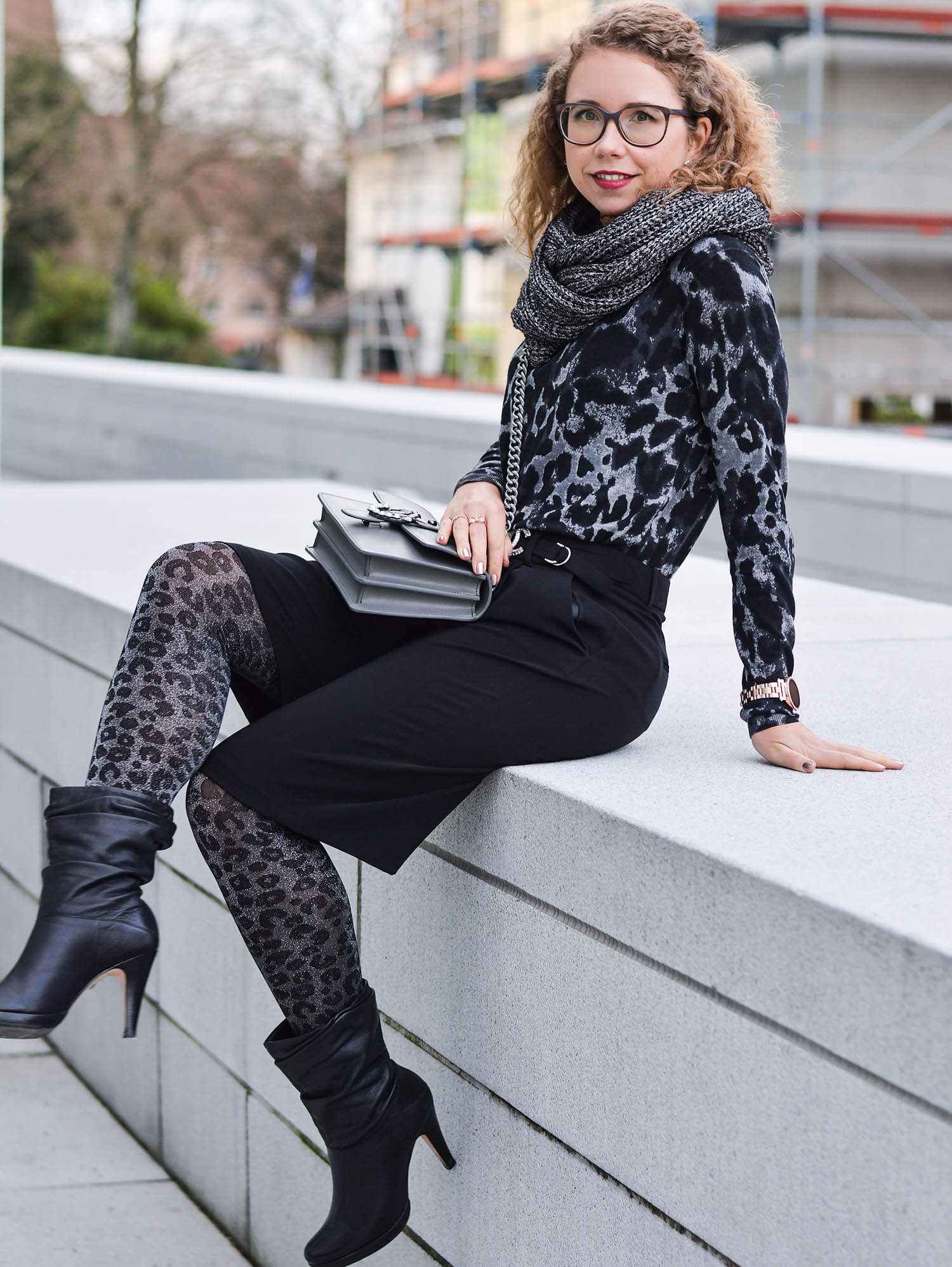 Kationette-Outfit-Grey-Leopard-with-Drykorn-sweater-and-Calzedonia-tights-fashionblogger-nrw-streetstyle