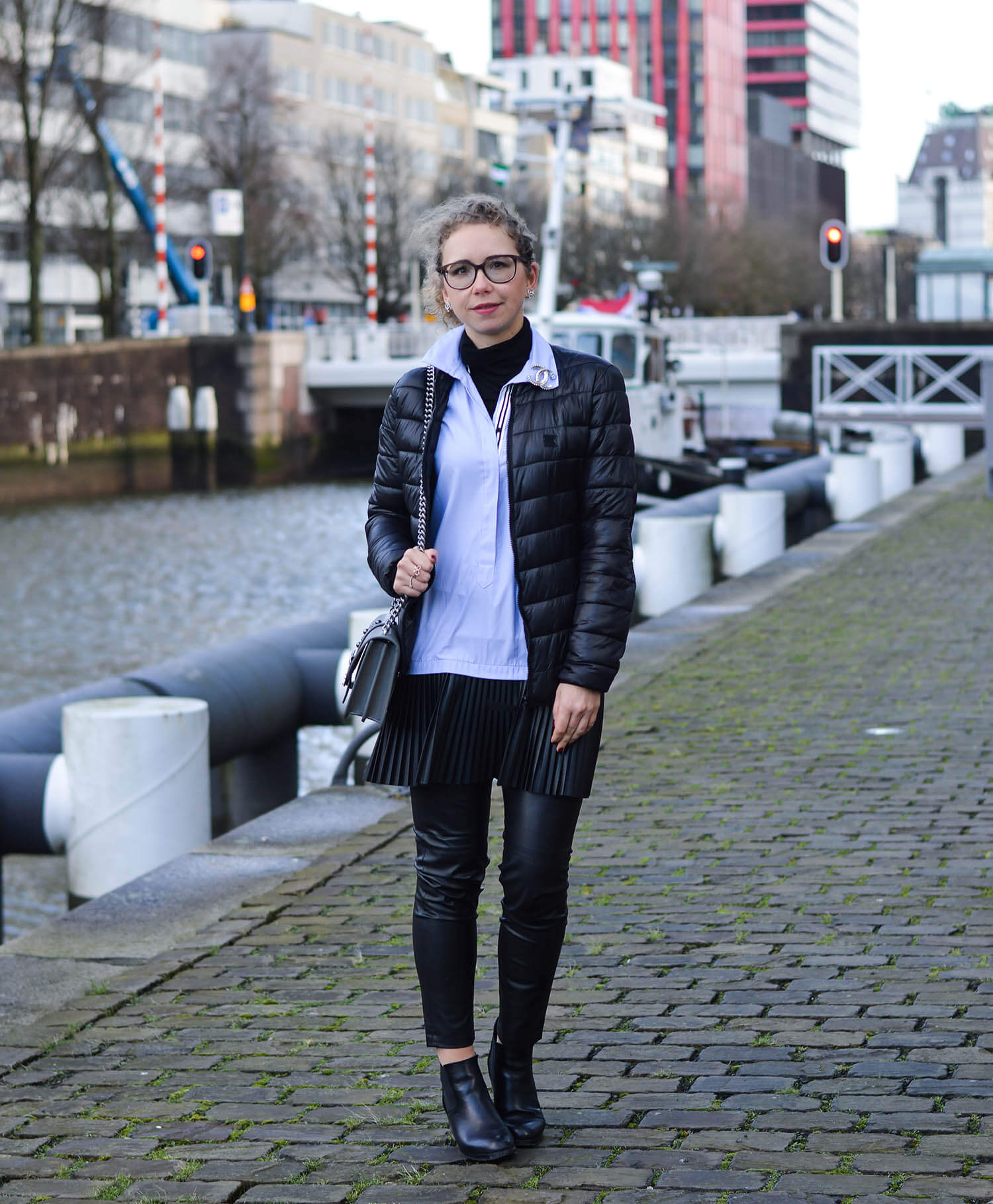 Outfit-Zara-Longblouse-with-fake-leather-pleated-skirt-in-Rotterdam-kationette-fashionblogger-netherlands-pinko-bag