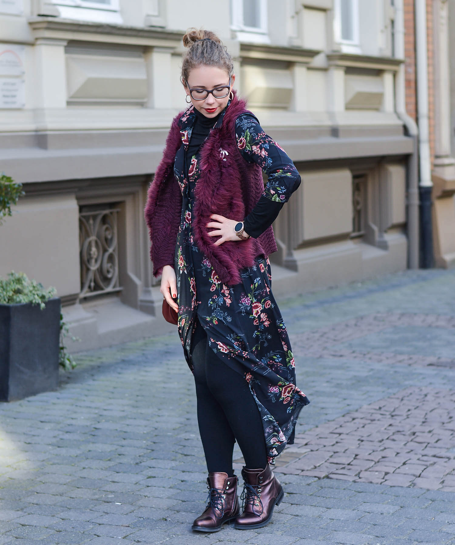 Outfit-Zara-Flower-Dress-Feather-Vest-and-metallic-Boots-kationette-fashionblogger-nrw