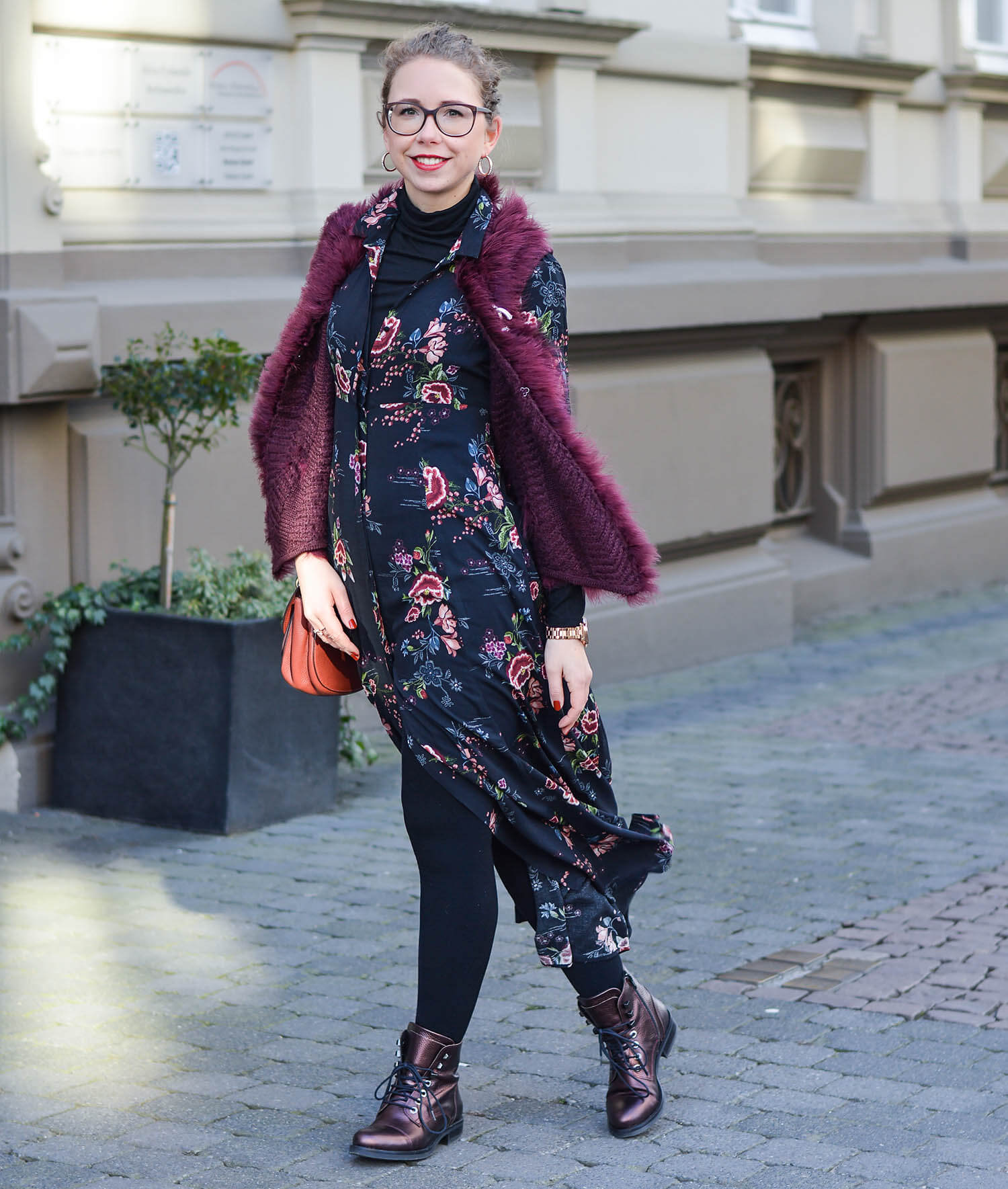 Outfit-Zara-Flower-Dress-Feather-Vest-and-metallic-Boots-kationette-fashionblogger-nrw