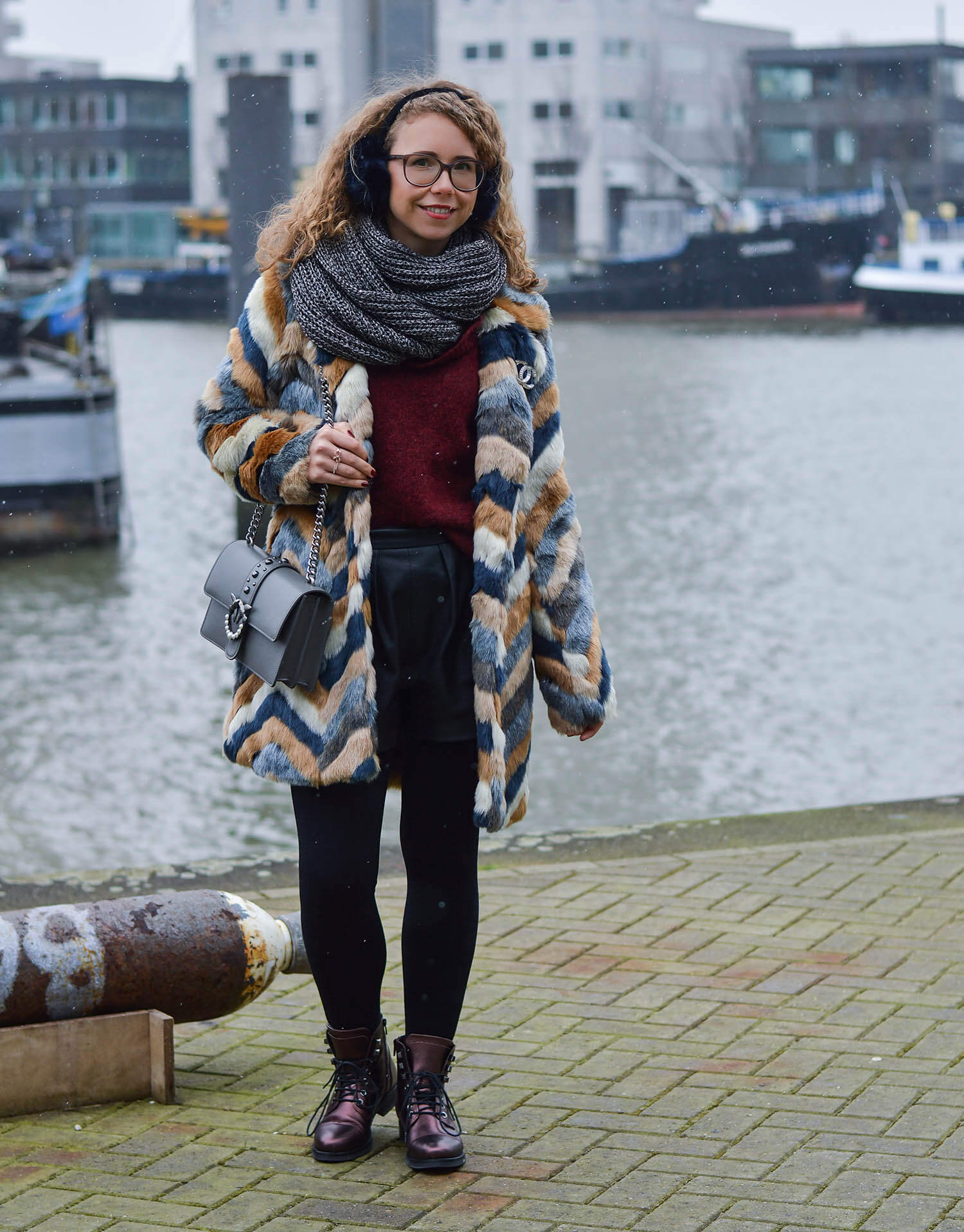 Kationette-Outfit-Fake-Fur-Coat-Pinko-Bag-and-Metallic-Boots-Rotterdam-fashionblogger-streetstyle