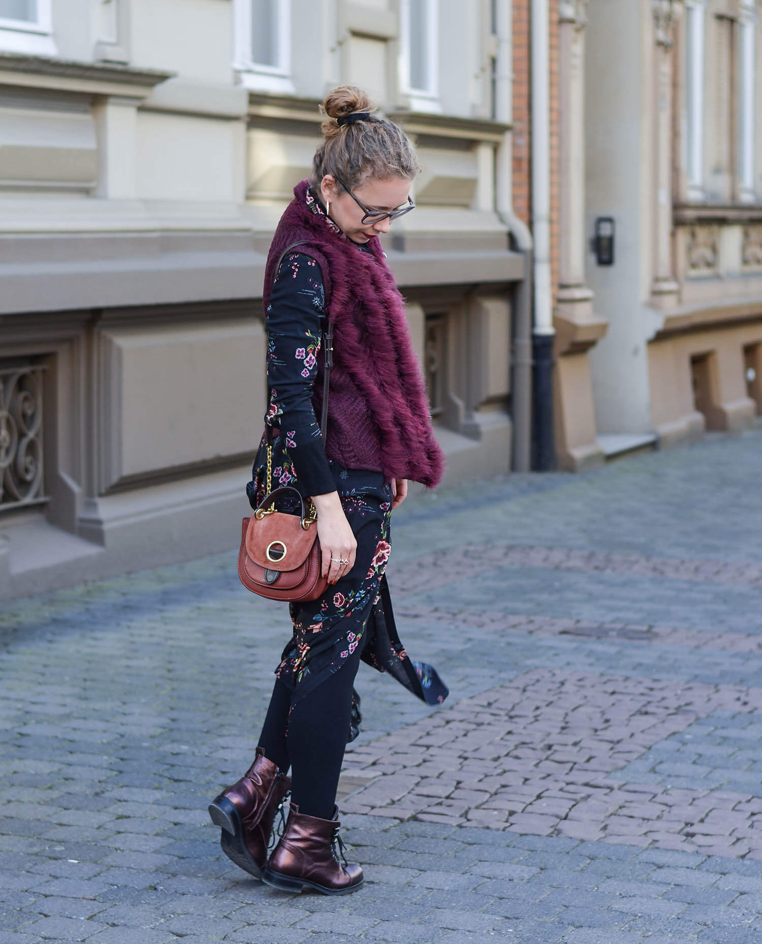 Outfit-Zara-Flower-Dress-Feather-Vest-and-metallic-Boots-kationette-fashionblogger-nrw