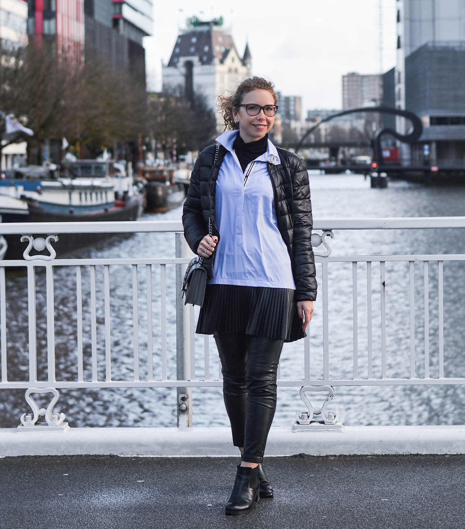 Outfit-Zara-Longblouse-with-fake-leather-pleated-skirt-in-Rotterdam-kationette-fashionblogger-netherlands-pinko-bag