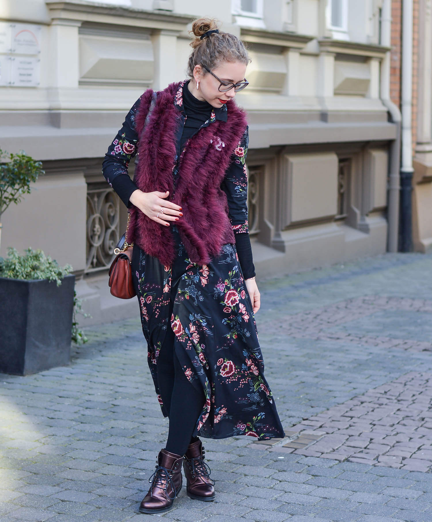 Outfit-Zara-Flower-Dress-Feather-Vest-and-metallic-Boots-kationette-fashionblogger-nrw