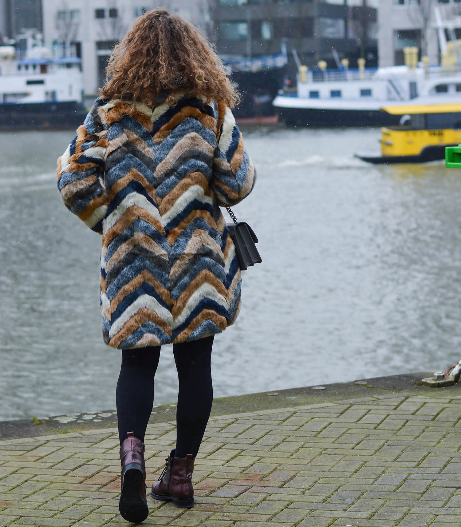 Kationette-Outfit-Fake-Fur-Coat-Pinko-Bag-and-Metallic-Boots-Rotterdam-fashionblogger-streetstyle