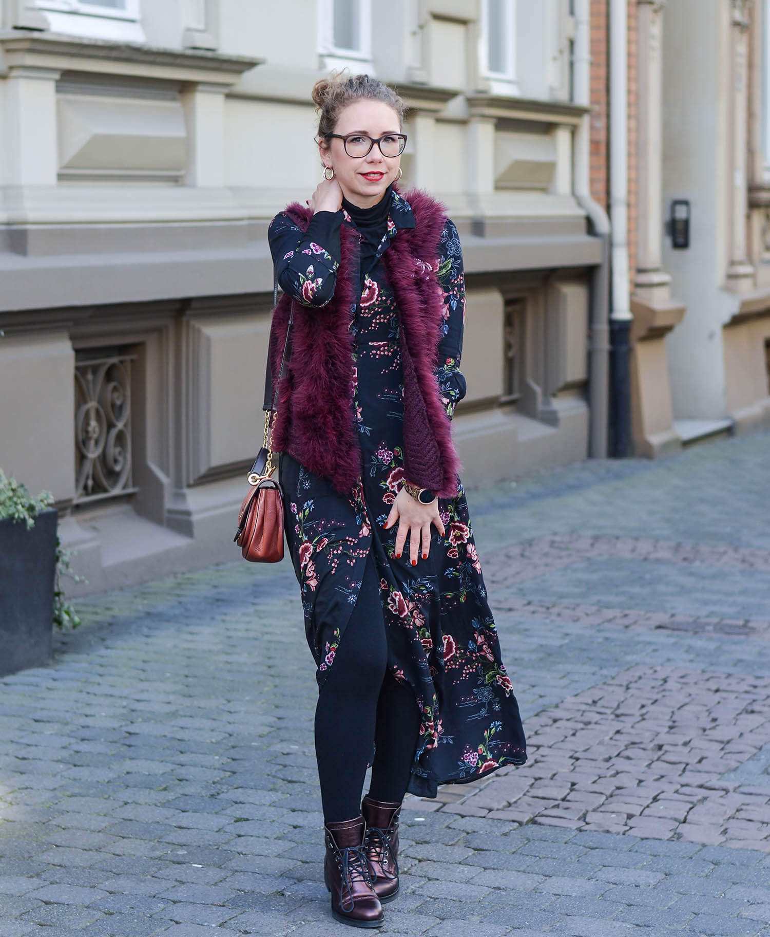 Outfit-Zara-Flower-Dress-Feather-Vest-and-metallic-Boots-kationette-fashionblogger-nrw