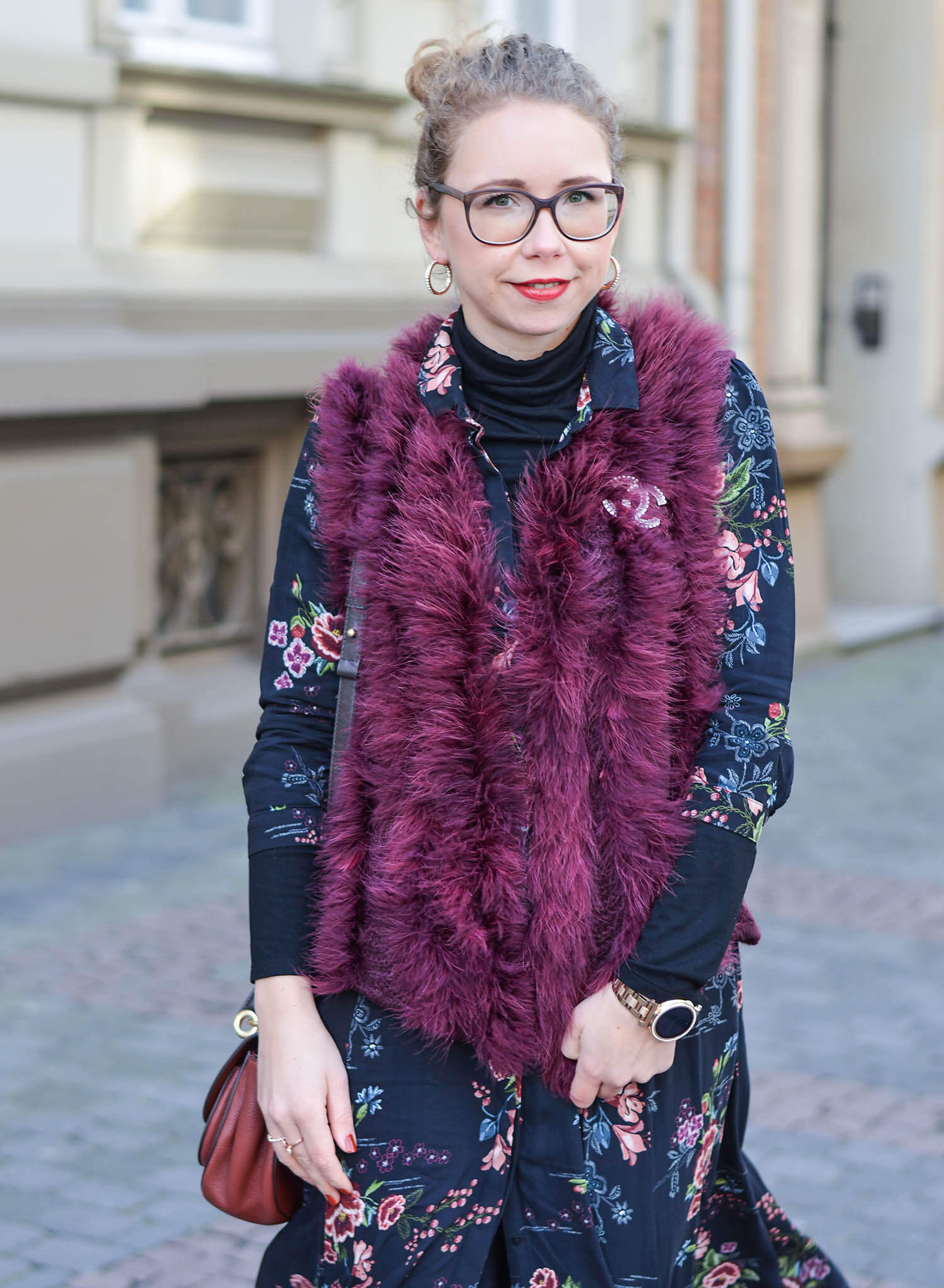 Outfit-Zara-Flower-Dress-Feather-Vest-and-metallic-Boots-kationette-fashionblogger-nrw