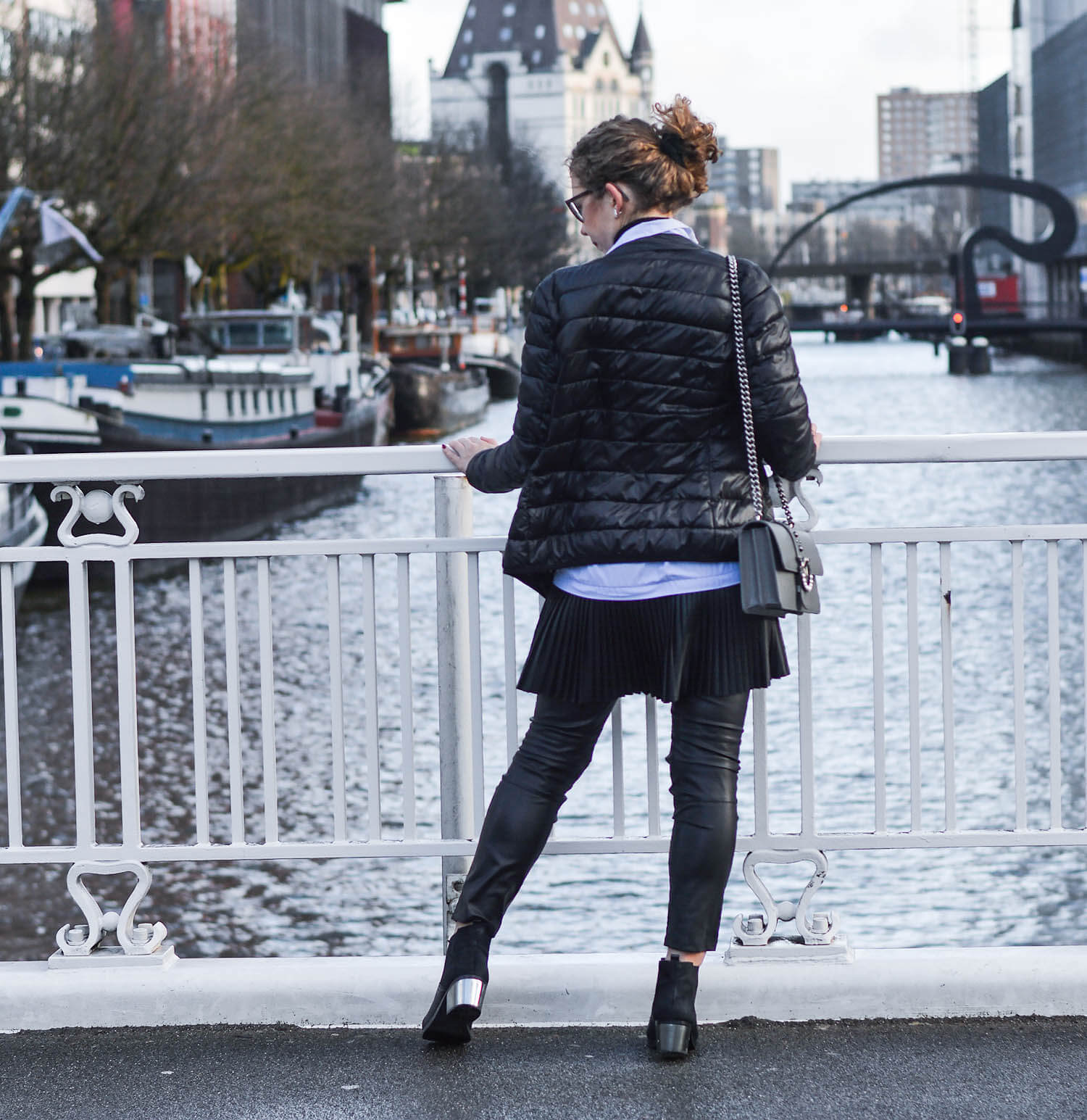 Outfit-Zara-Longblouse-with-fake-leather-pleated-skirt-in-Rotterdam-kationette-fashionblogger-netherlands-pinko-bag