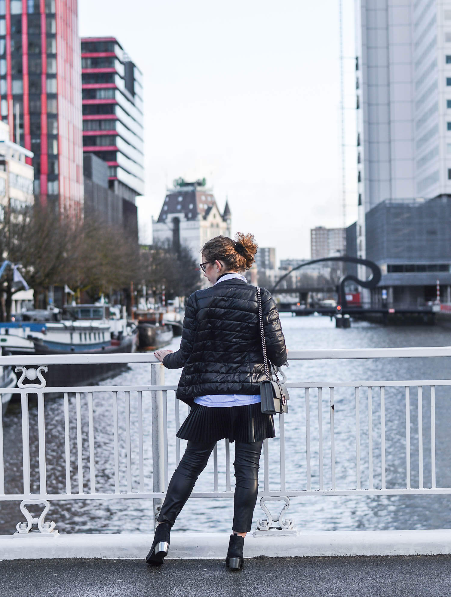 Outfit-Zara-Longblouse-with-fake-leather-pleated-skirt-in-Rotterdam-kationette-fashionblogger-netherlands-pinko-bag