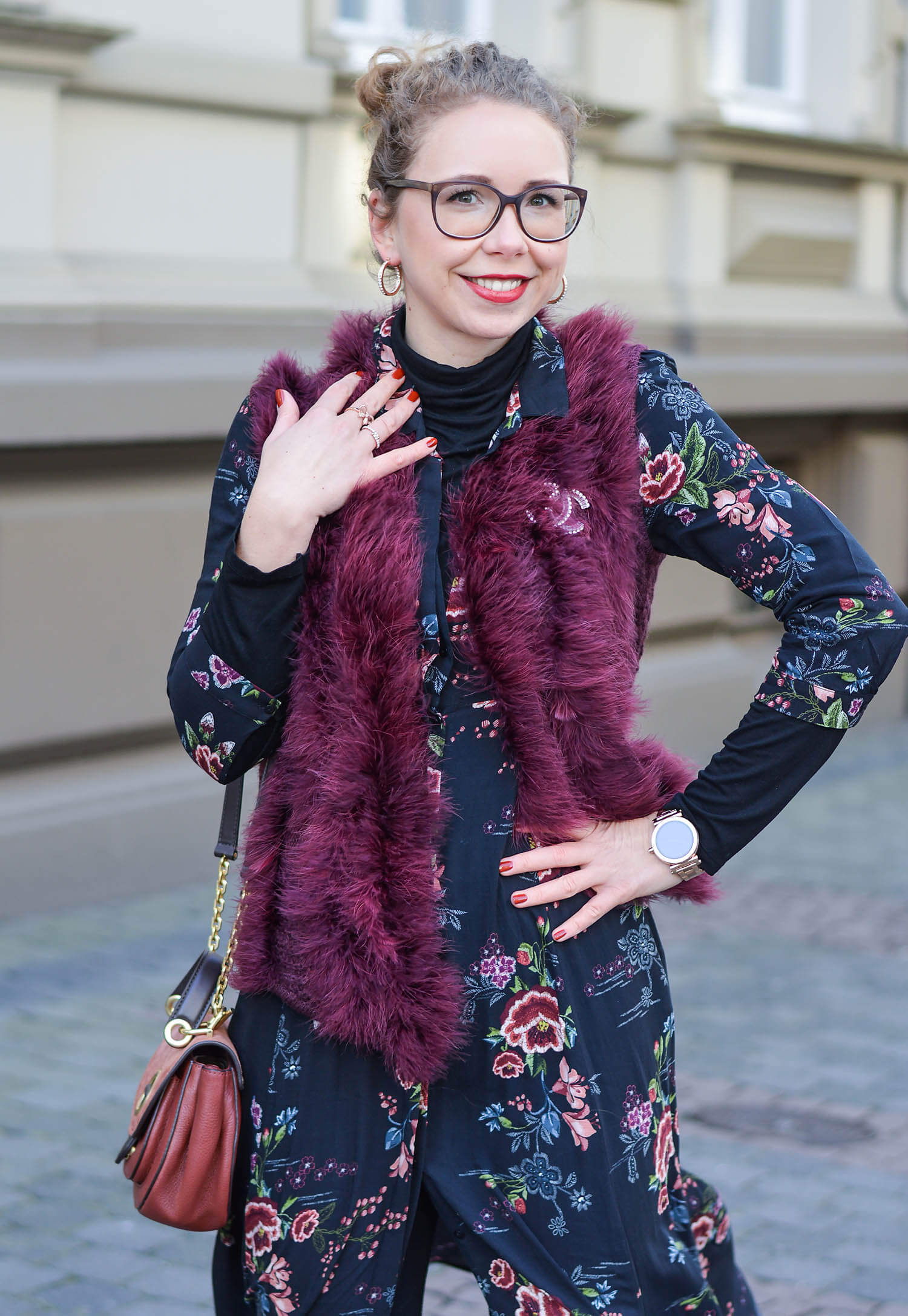 Outfit-Zara-Flower-Dress-Feather-Vest-and-metallic-Boots-kationette-fashionblogger-nrw