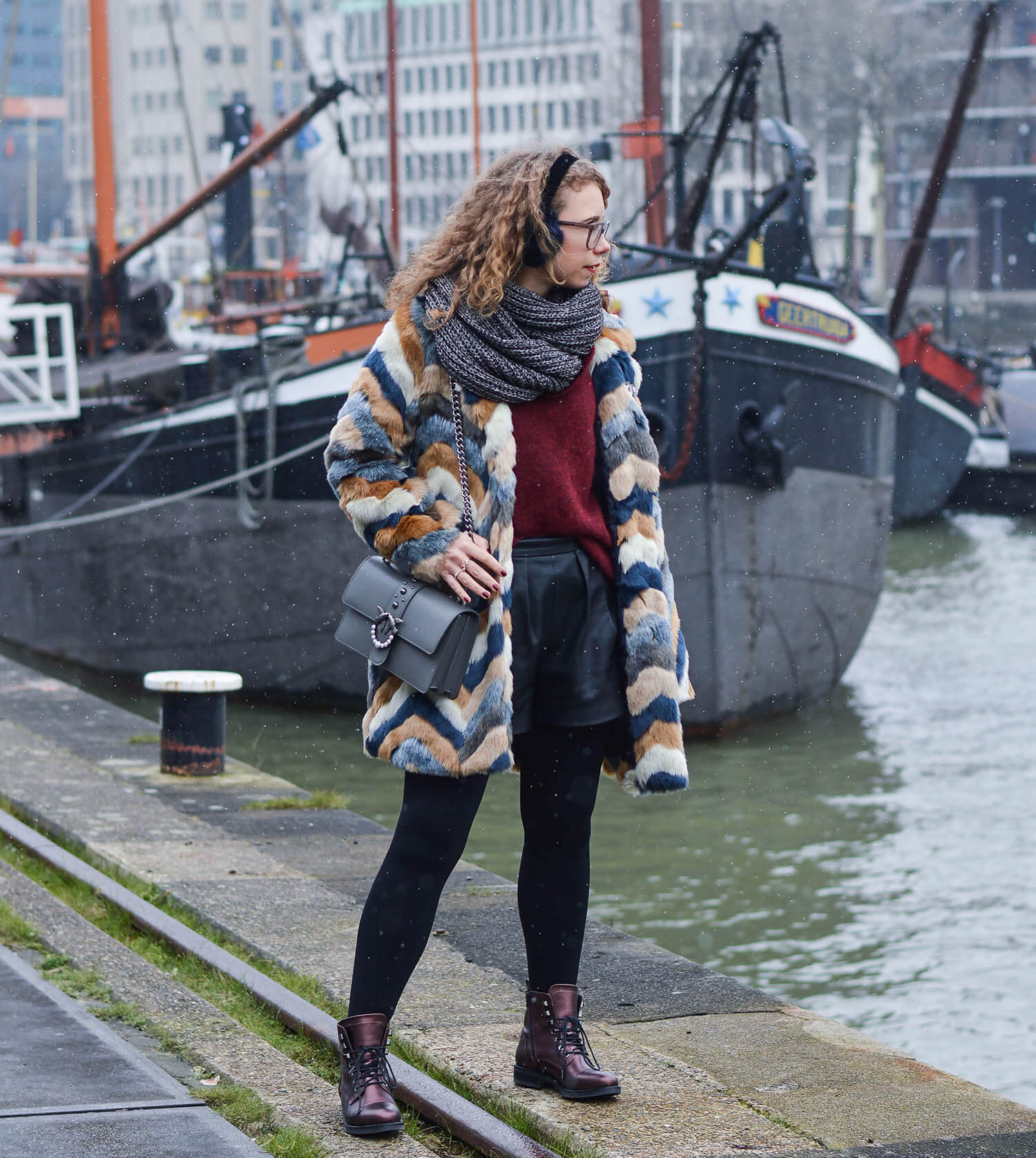 Kationette-Outfit-Fake-Fur-Coat-Pinko-Bag-and-Metallic-Boots-Rotterdam-fashionblogger-streetstyle