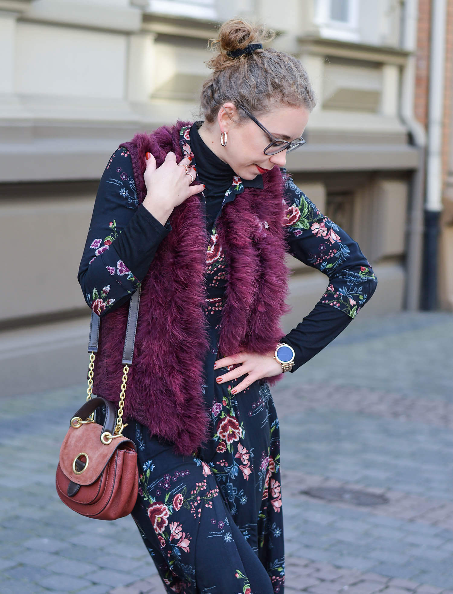 Outfit-Zara-Flower-Dress-Feather-Vest-and-metallic-Boots-kationette-fashionblogger-nrw