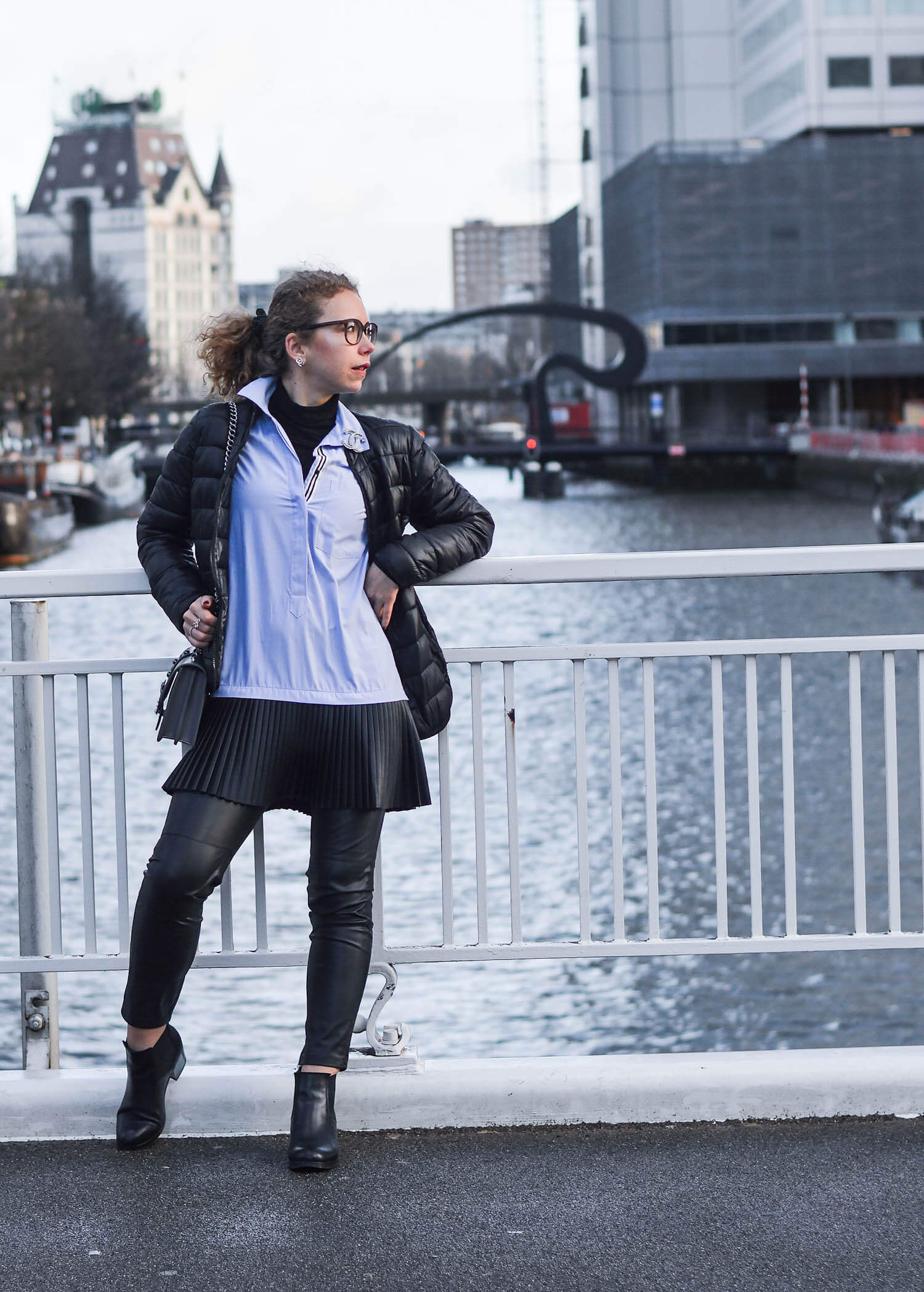 Outfit-Zara-Longblouse-with-fake-leather-pleated-skirt-in-Rotterdam-kationette-fashionblogger-netherlands-pinko-bag