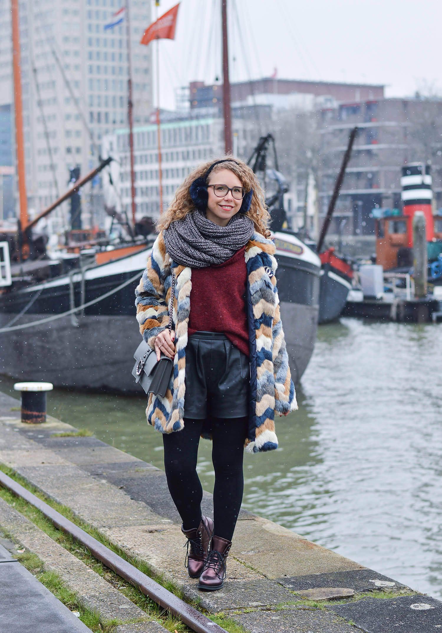 Kationette-Outfit-Fake-Fur-Coat-Pinko-Bag-and-Metallic-Boots-Rotterdam-fashionblogger-streetstyle