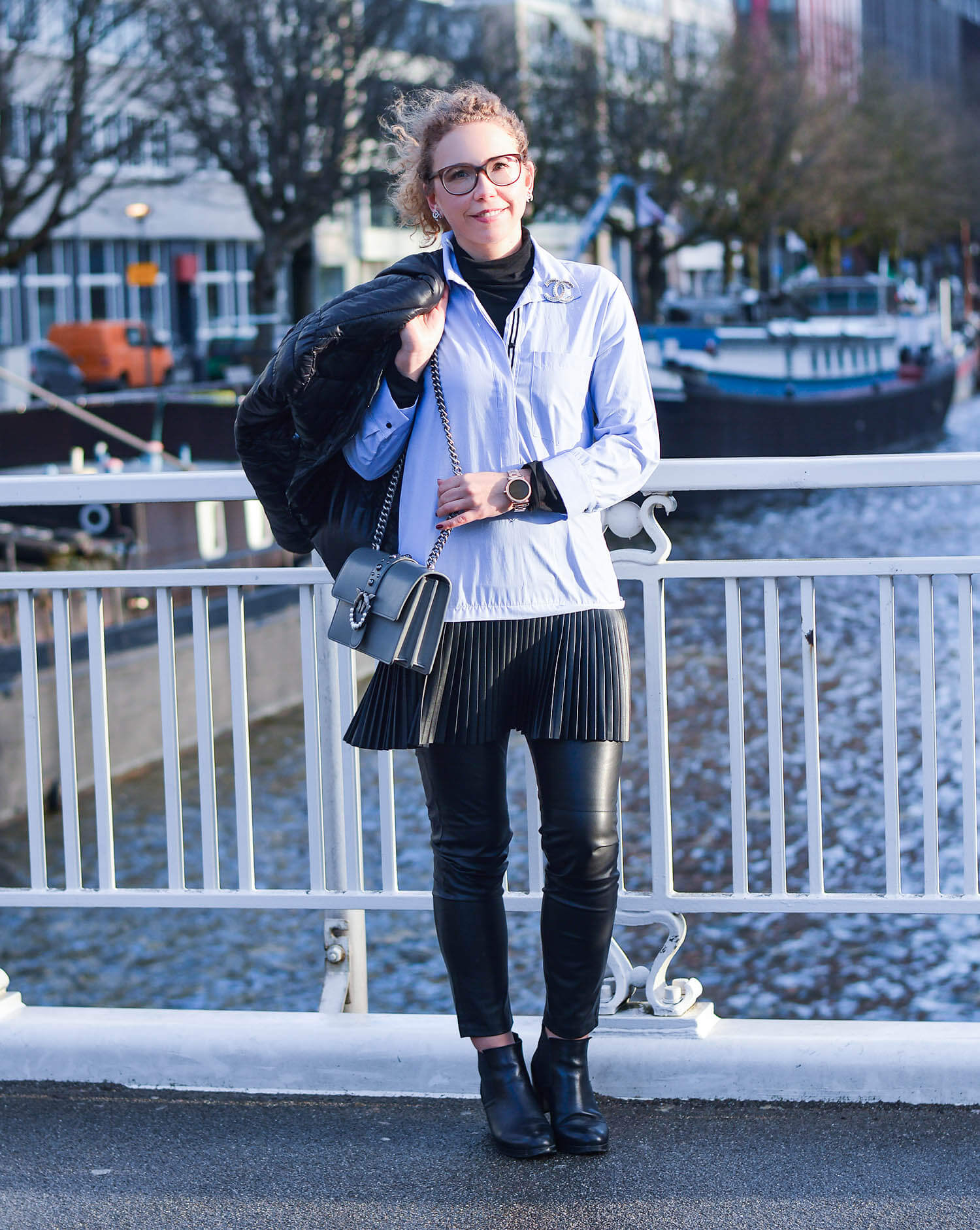 Outfit-Zara-Longblouse-with-fake-leather-pleated-skirt-in-Rotterdam-kationette-fashionblogger-netherlands-pinko-bag