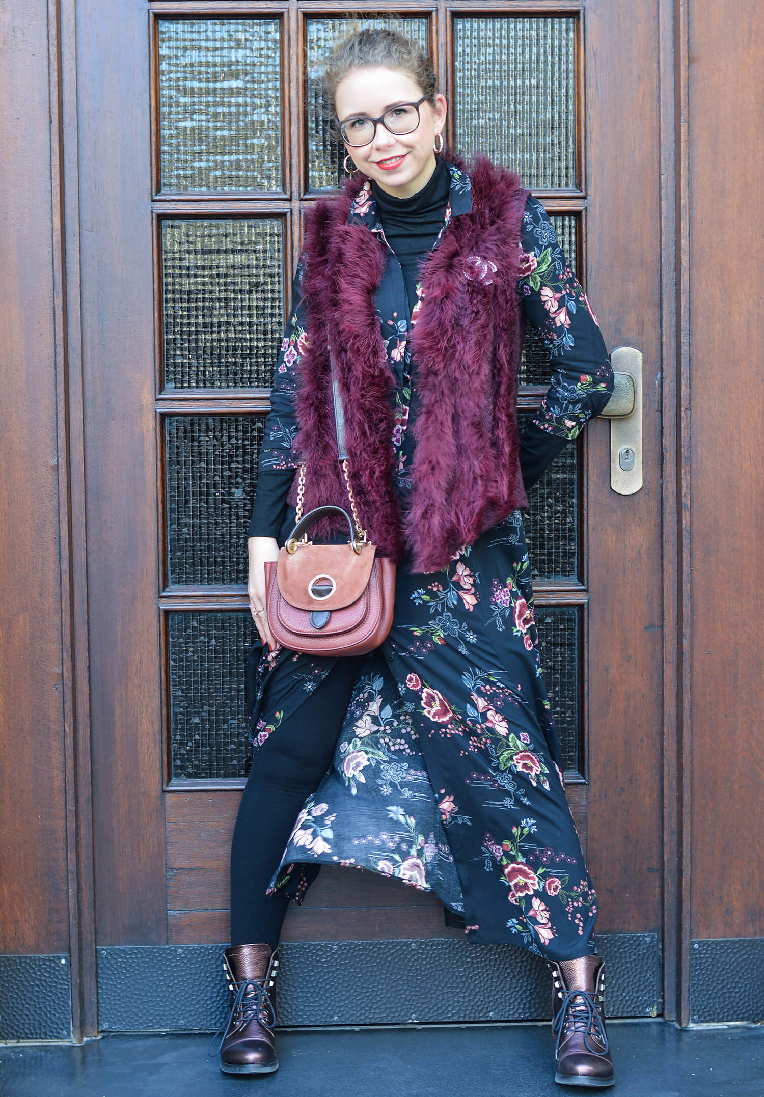 Outfit-Zara-Flower-Dress-Feather-Vest-and-metallic-Boots-kationette-fashionblogger-nrw