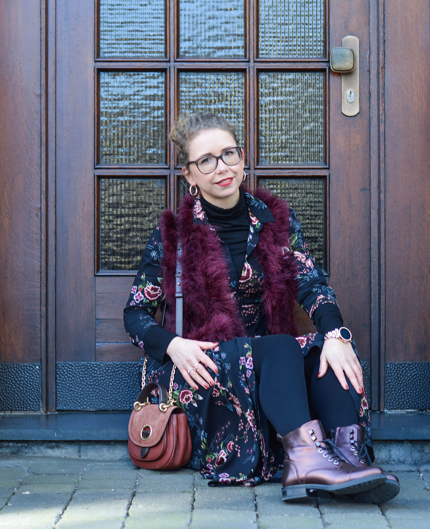 Outfit-Zara-Flower-Dress-Feather-Vest-and-metallic-Boots-kationette-fashionblogger-nrw