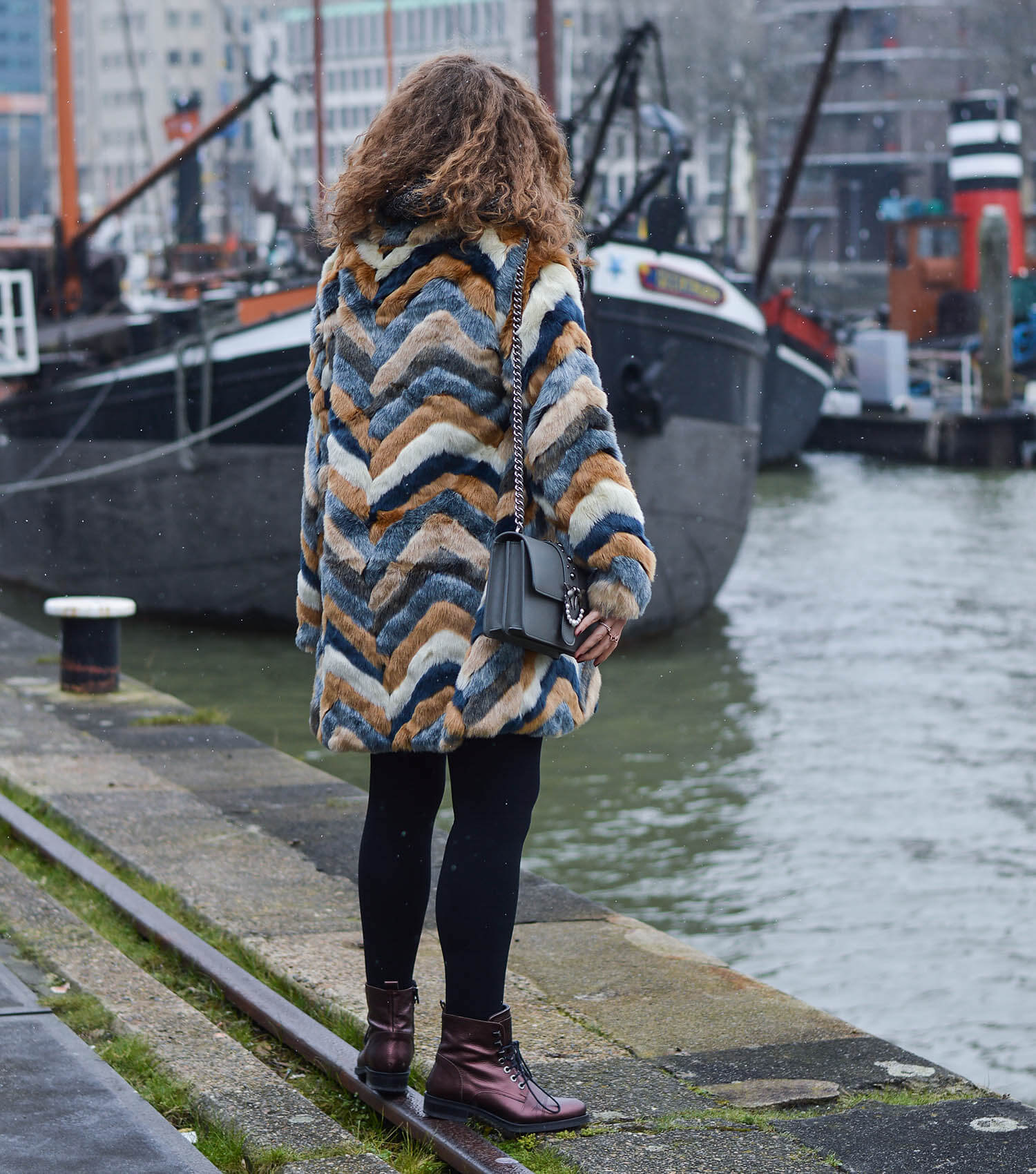Kationette-Outfit-Fake-Fur-Coat-Pinko-Bag-and-Metallic-Boots-Rotterdam-fashionblogger-streetstyle