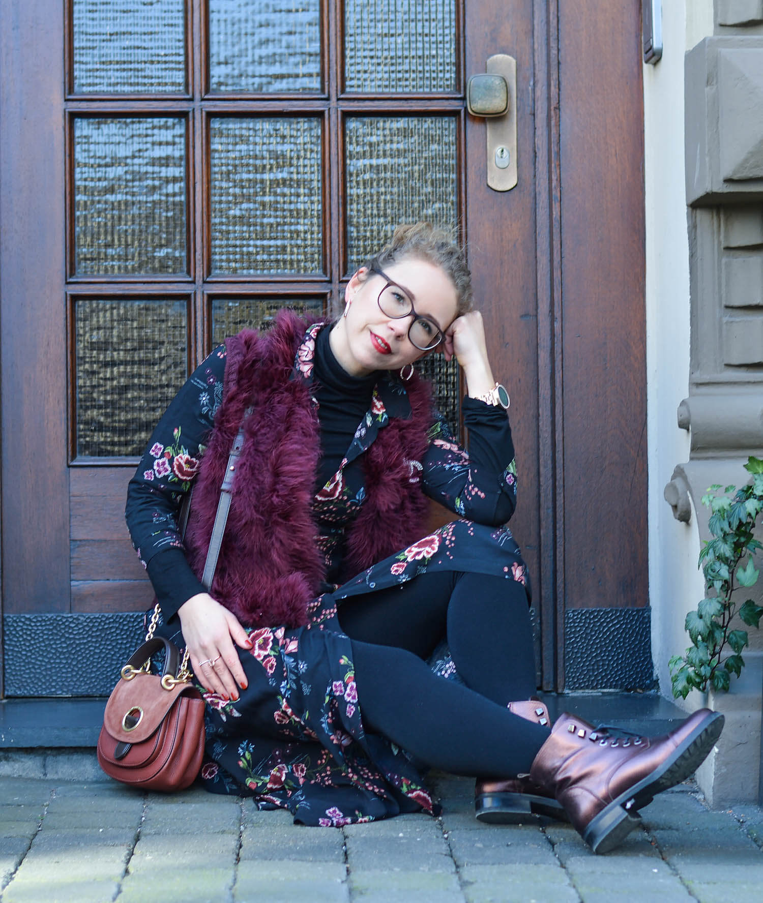 Outfit-Zara-Flower-Dress-Feather-Vest-and-metallic-Boots-kationette-fashionblogger-nrw