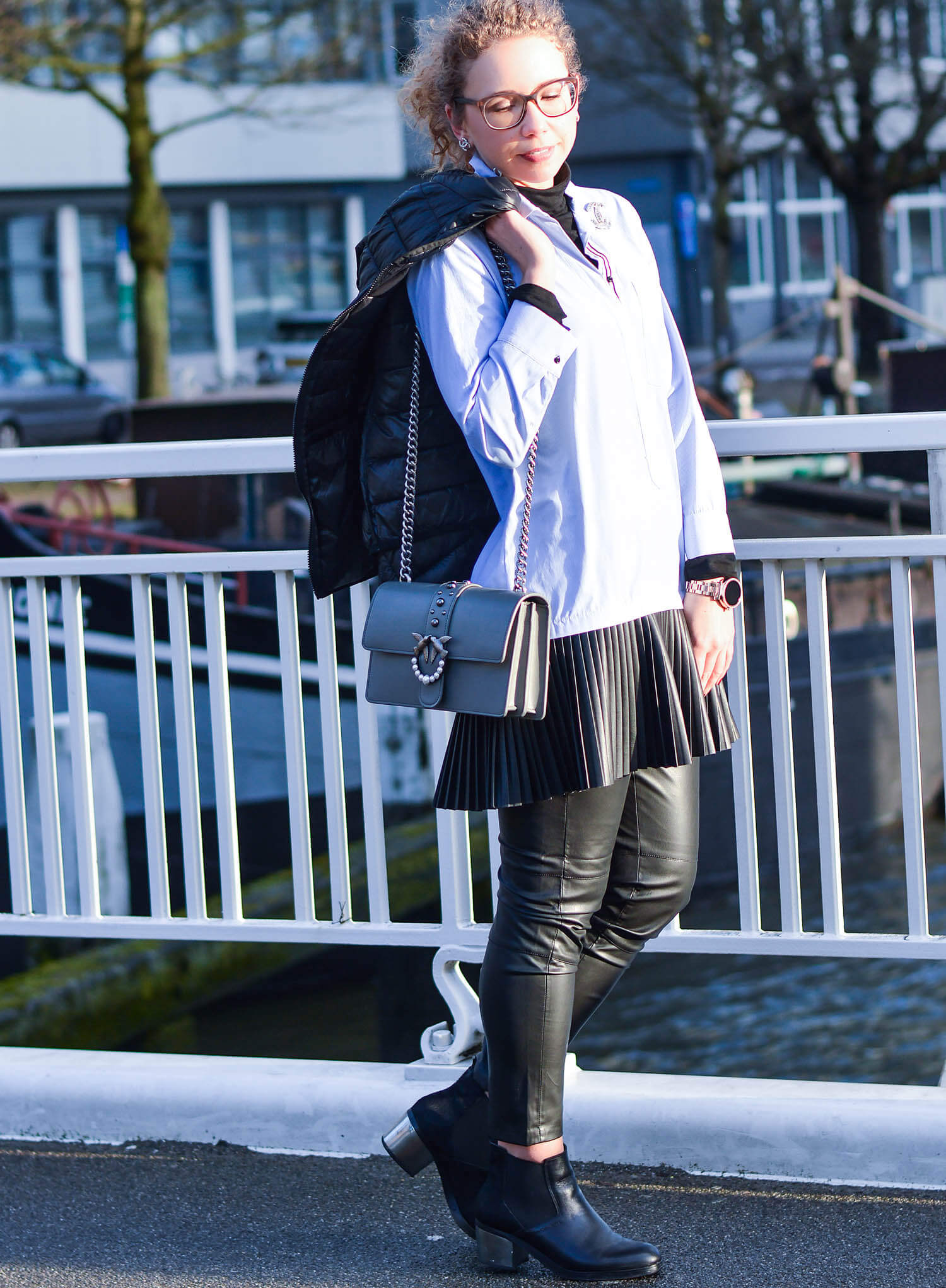 Outfit-Zara-Longblouse-with-fake-leather-pleated-skirt-in-Rotterdam-kationette-fashionblogger-netherlands-pinko-bag