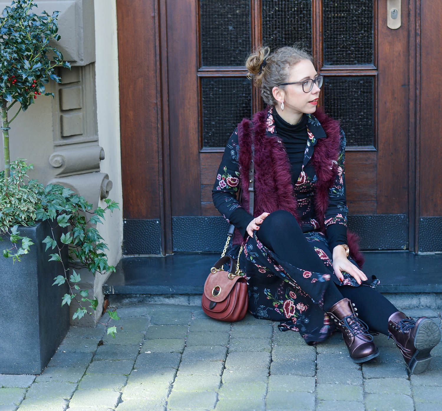 Outfit-Zara-Flower-Dress-Feather-Vest-and-metallic-Boots-kationette-fashionblogger-nrw