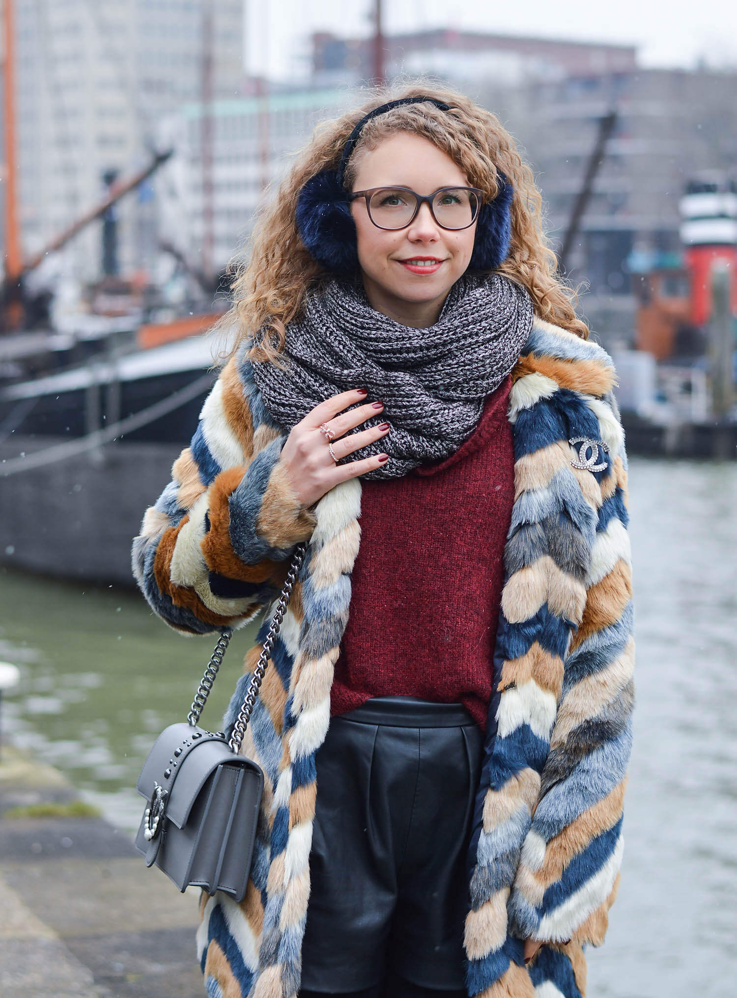 Kationette-Outfit-Fake-Fur-Coat-Pinko-Bag-and-Metallic-Boots-Rotterdam-fashionblogger-streetstyle