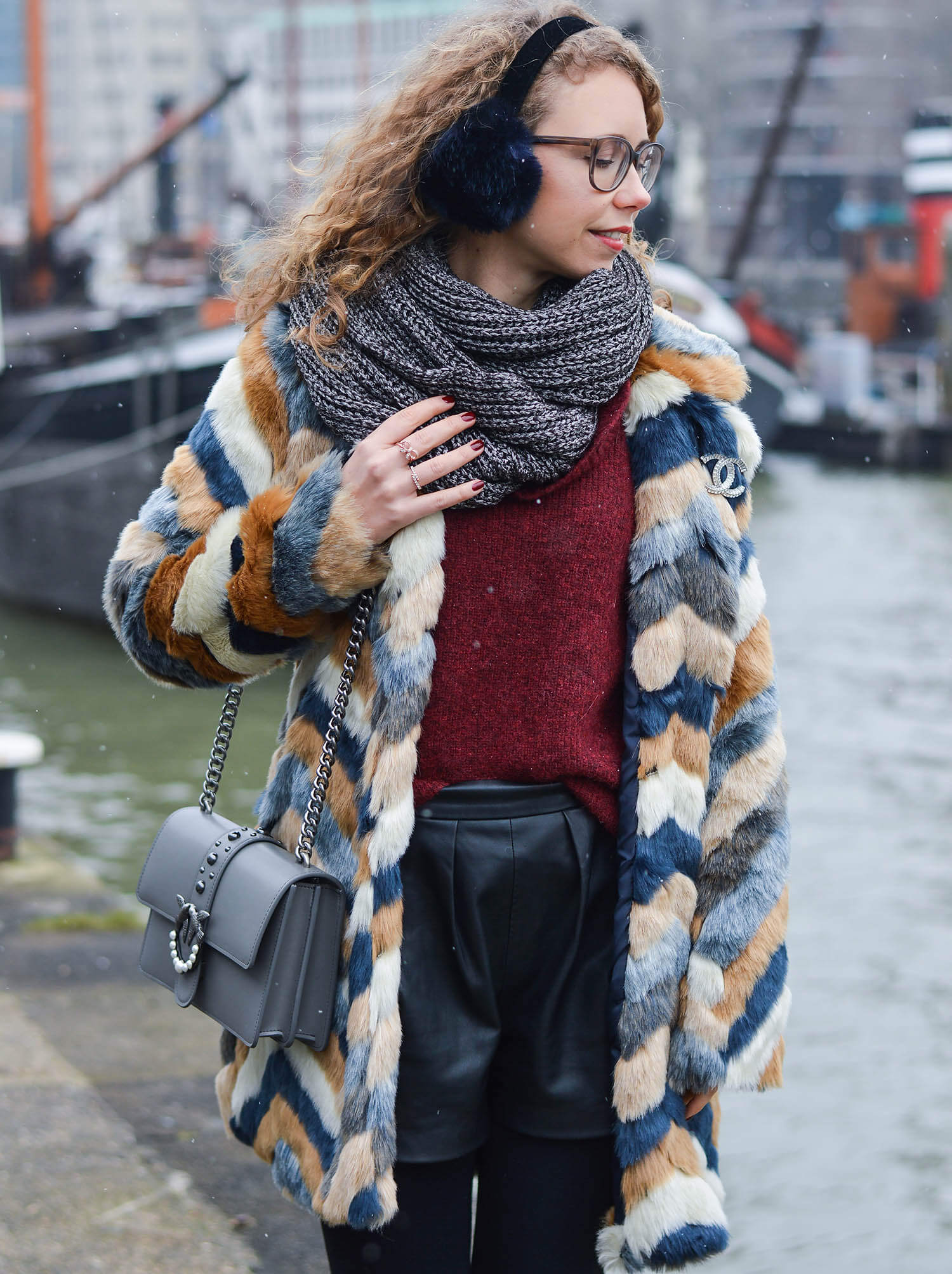 Kationette-Outfit-Fake-Fur-Coat-Pinko-Bag-and-Metallic-Boots-Rotterdam-fashionblogger-streetstyle