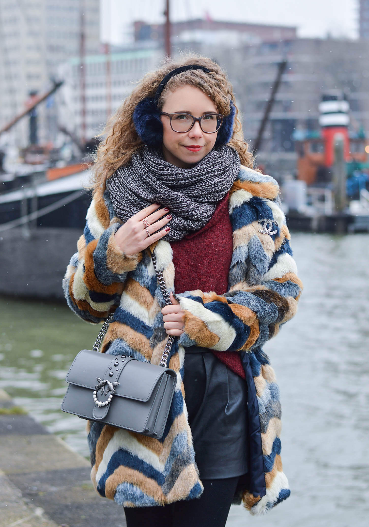 Kationette-Outfit-Fake-Fur-Coat-Pinko-Bag-and-Metallic-Boots-Rotterdam-fashionblogger-streetstyle