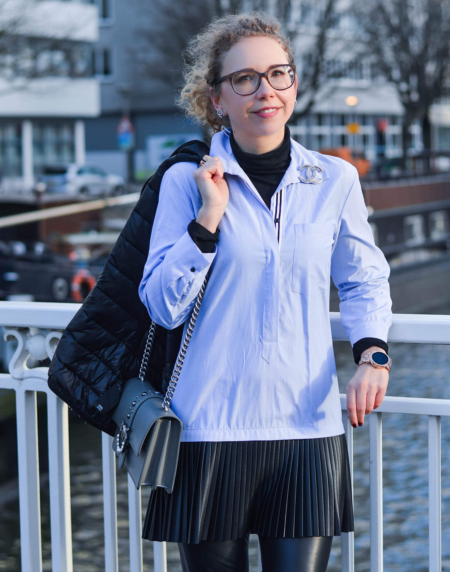 Outfit-Zara-Longblouse-with-fake-leather-pleated-skirt-in-Rotterdam-kationette-fashionblogger-netherlands-pinko-bag