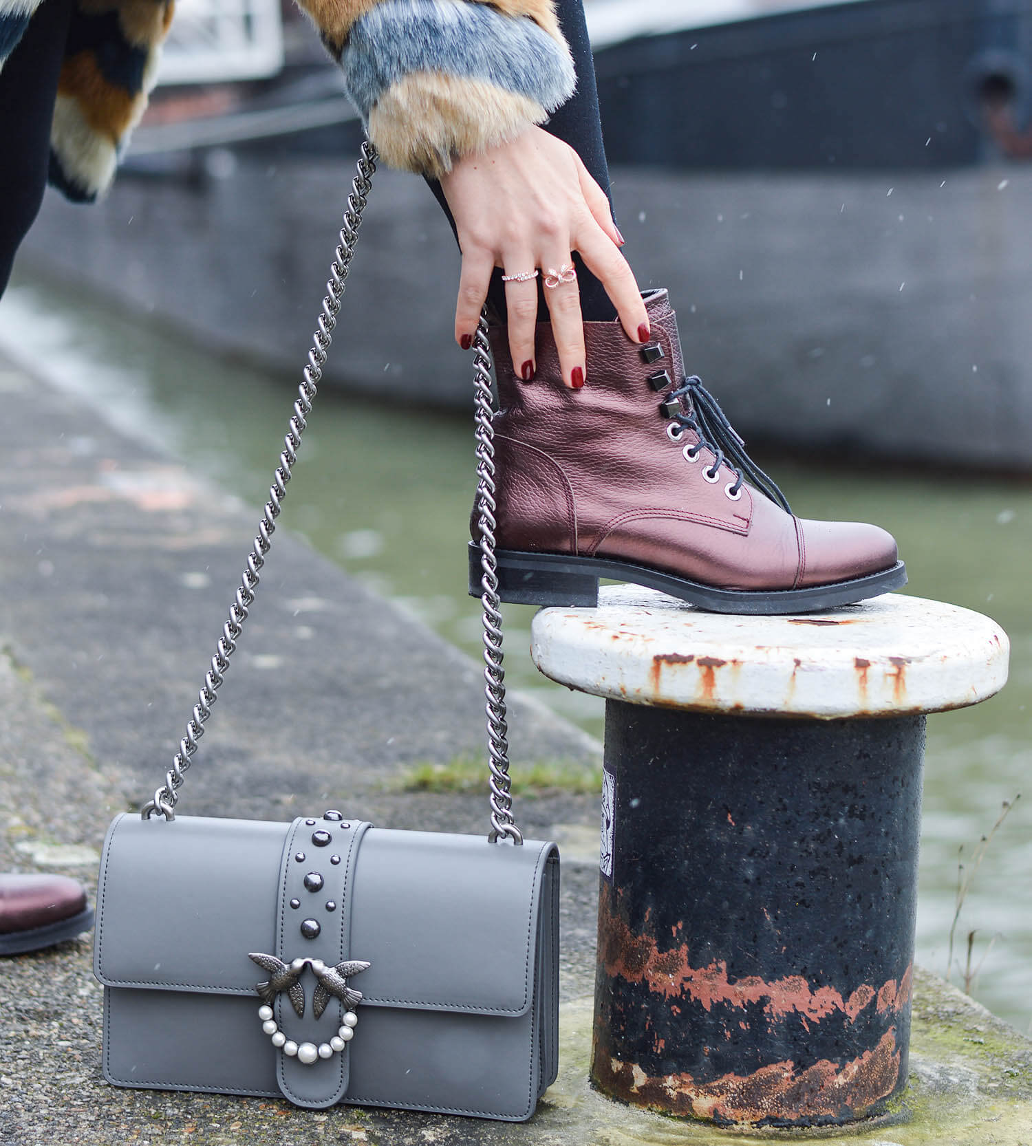 Kationette-Outfit-Fake-Fur-Coat-Pinko-Bag-and-Metallic-Boots-Rotterdam-fashionblogger-streetstyle