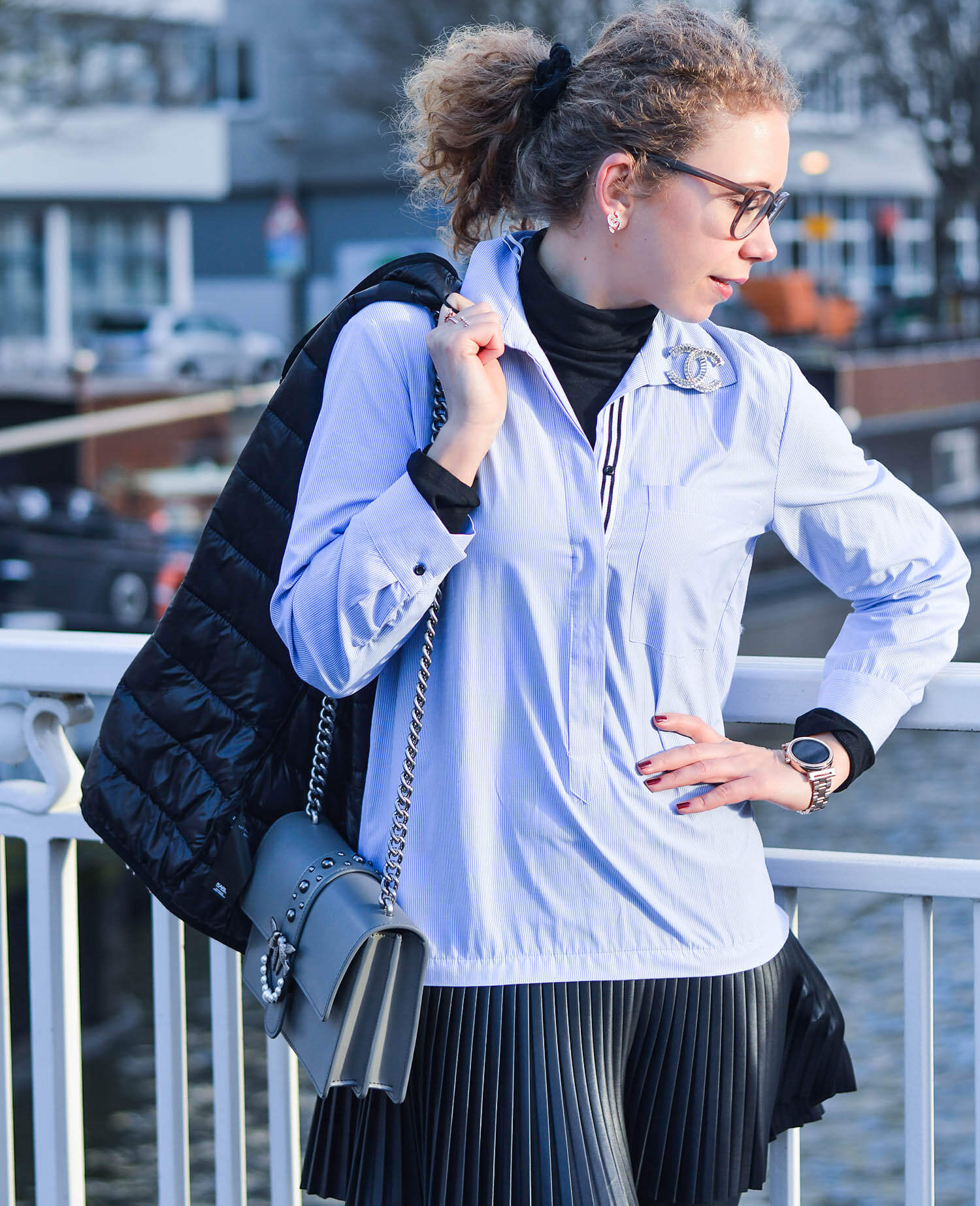 Outfit-Zara-Longblouse-with-fake-leather-pleated-skirt-in-Rotterdam-kationette-fashionblogger-netherlands-pinko-bag