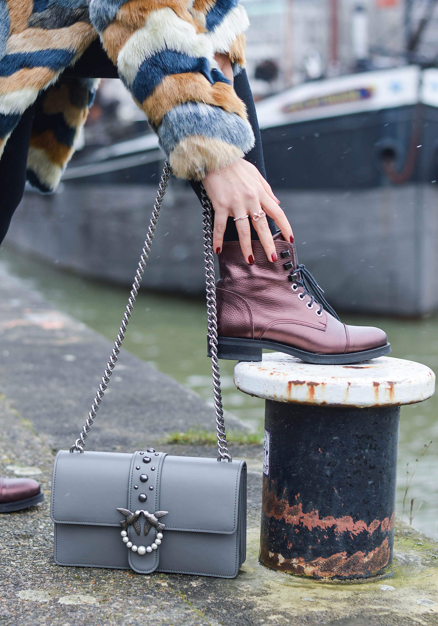 Kationette-Outfit-Fake-Fur-Coat-Pinko-Bag-and-Metallic-Boots-Rotterdam-fashionblogger-streetstyle