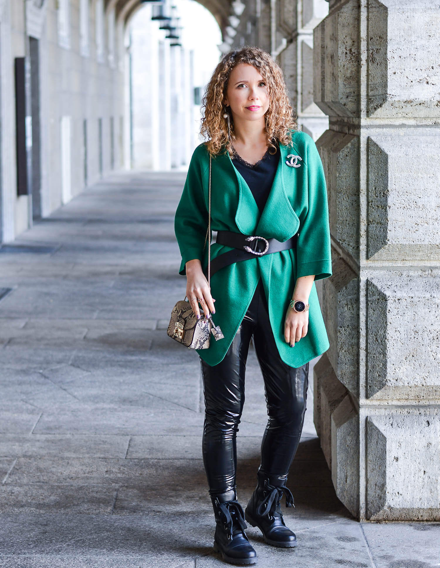 Outfit-Green-Cardigan-with-Gucci-Belt-Vinyl-Pants-and-New-Boots-kationette-streetstyle