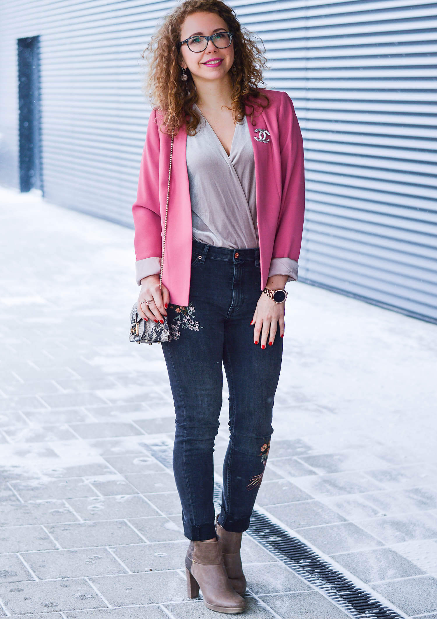 Outfit-Winter-meets-Spring-Pink-Blazer-Velvet-Body-Embroidered-Denim-and-Booties-kationette-fashionblogger-nrw