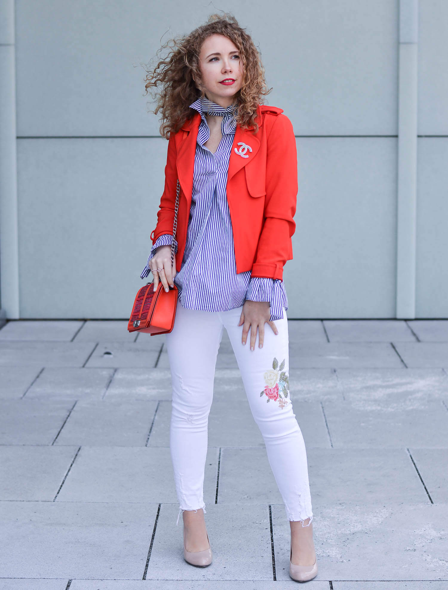 Outfit-Spring-Fashion-with-White-Denim-Blue-and-Red-Zara-Jacket-kationette-fashionblogger