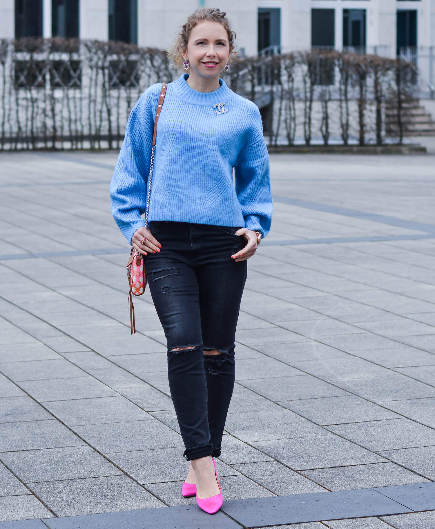 Outfit-Light-Blue-Knit-Ripped-Jeans-and-Pink-Pumps-kationette-fashionblogger-nrw