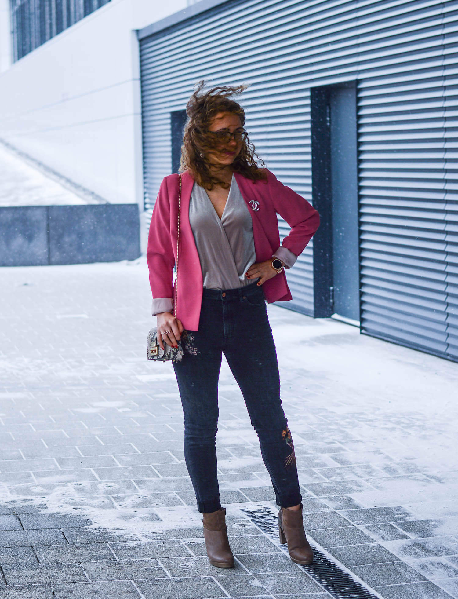 Outfit-Winter-meets-Spring-Pink-Blazer-Velvet-Body-Embroidered-Denim-and-Booties-kationette-fashionblogger-nrw