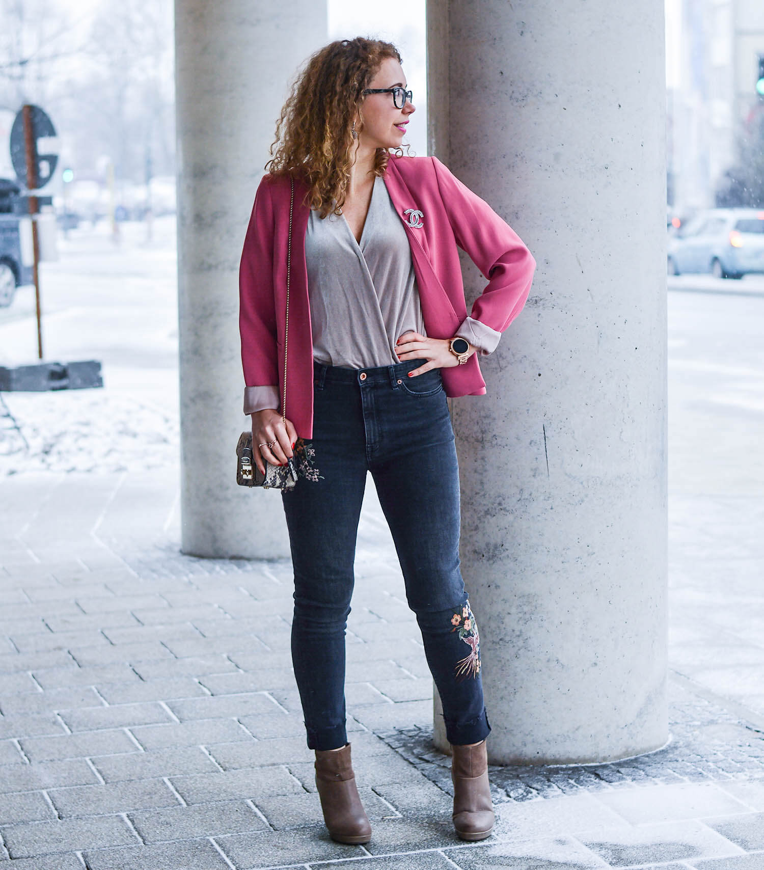 Outfit-Winter-meets-Spring-Pink-Blazer-Velvet-Body-Embroidered-Denim-and-Booties-kationette-fashionblogger-nrw