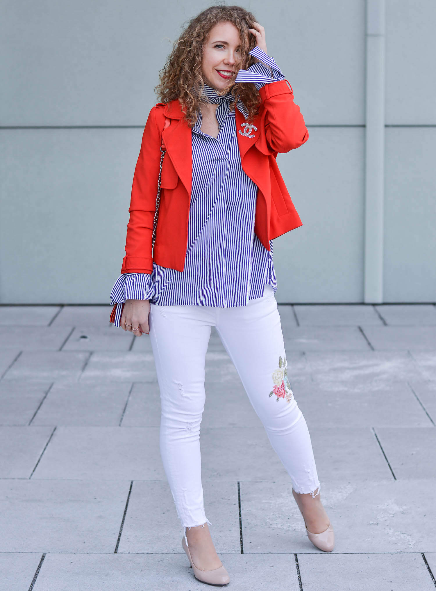 Outfit-Spring-Fashion-with-White-Denim-Blue-and-Red-Zara-Jacket-kationette-fashionblogger