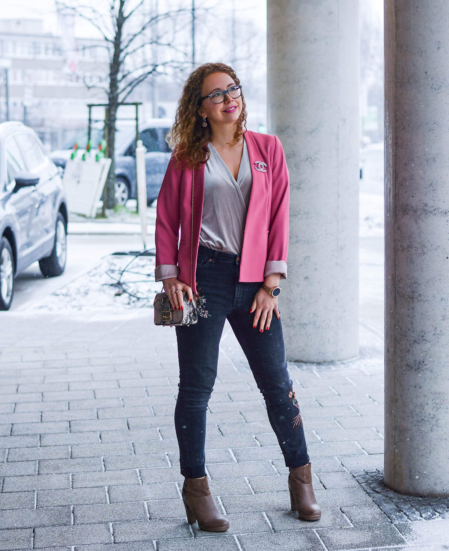 Outfit-Winter-meets-Spring-Pink-Blazer-Velvet-Body-Embroidered-Denim-and-Booties-kationette-fashionblogger-nrw