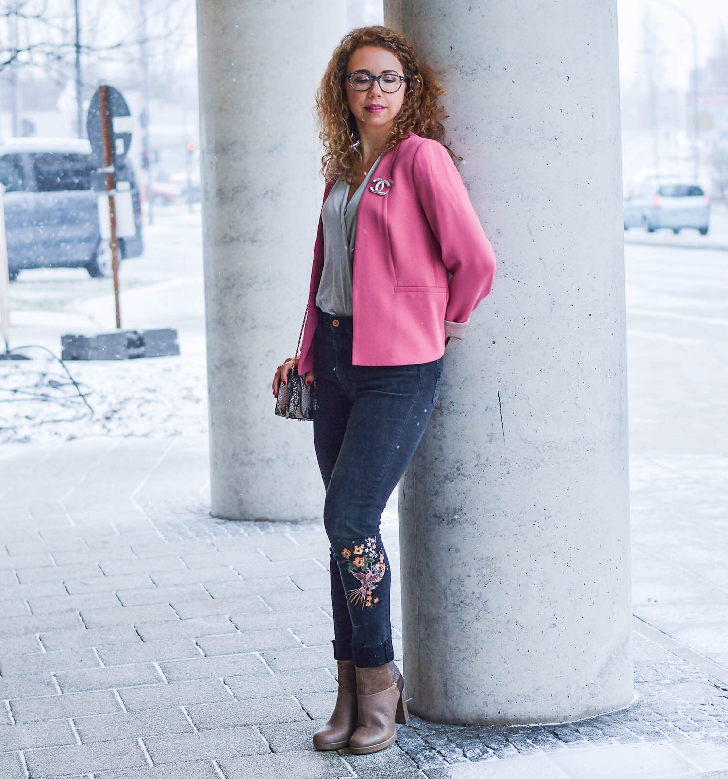 Outfit-Winter-meets-Spring-Pink-Blazer-Velvet-Body-Embroidered-Denim-and-Booties-kationette-fashionblogger-nrw