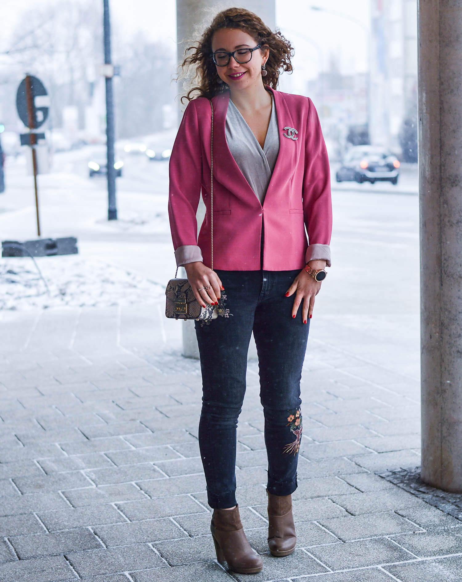 Outfit-Winter-meets-Spring-Pink-Blazer-Velvet-Body-Embroidered-Denim-and-Booties-kationette-fashionblogger-nrw