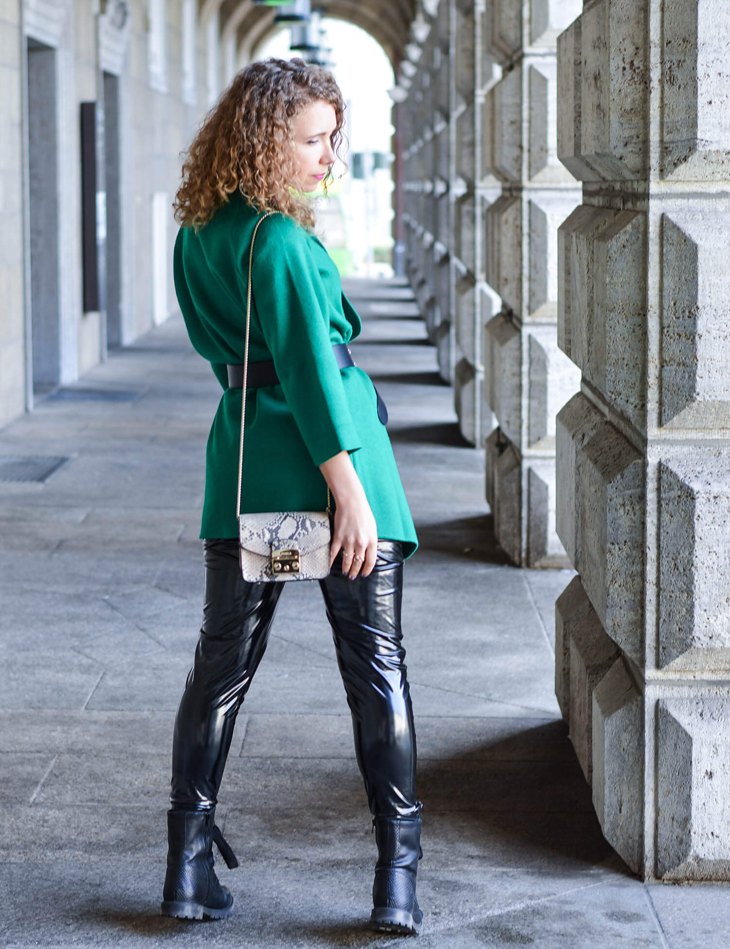 Outfit-Green-Cardigan-with-Gucci-Belt-Vinyl-Pants-and-New-Boots-kationette-streetstyle