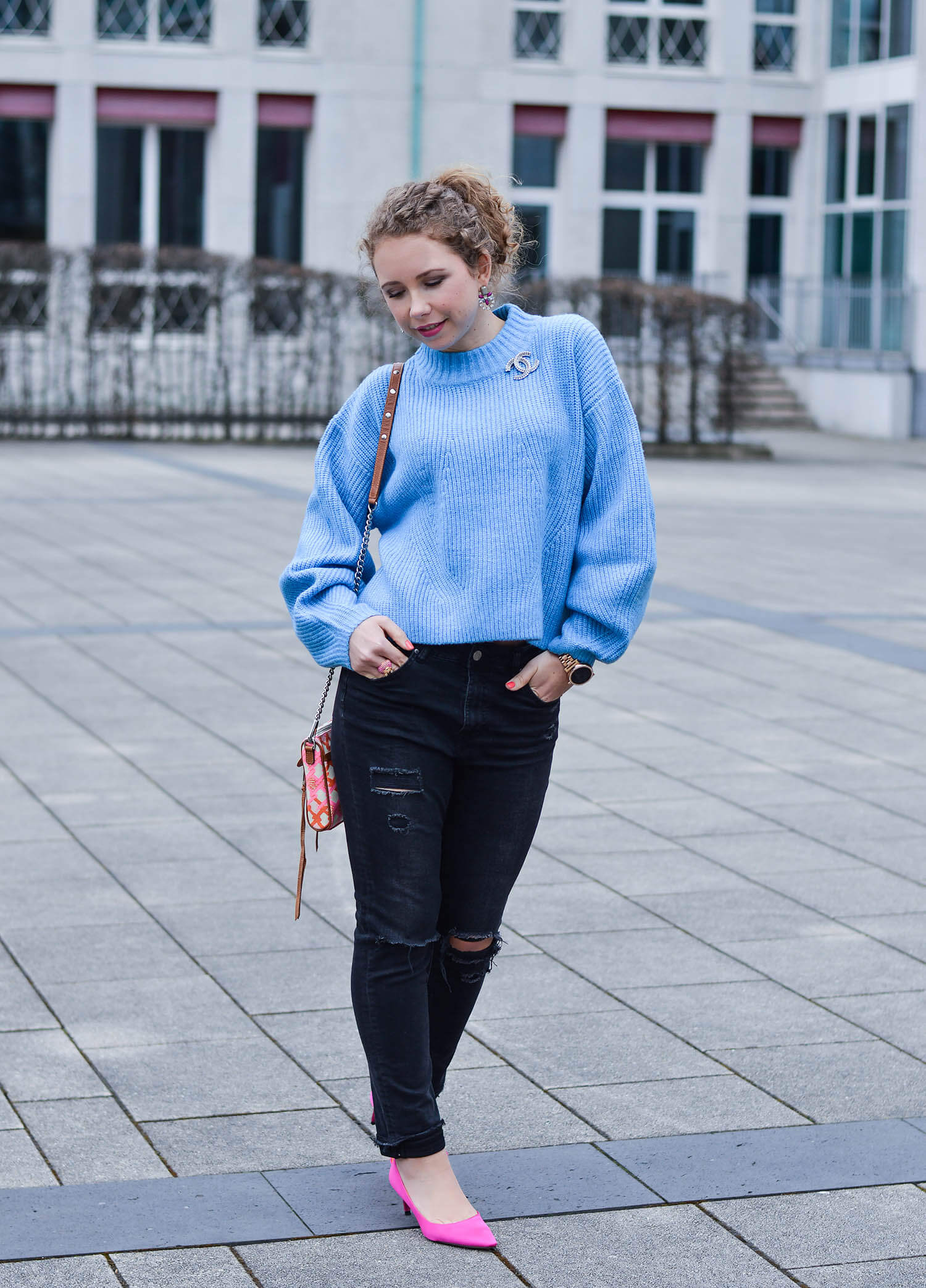 Outfit-Light-Blue-Knit-Ripped-Jeans-and-Pink-Pumps-kationette-fashionblogger-nrw